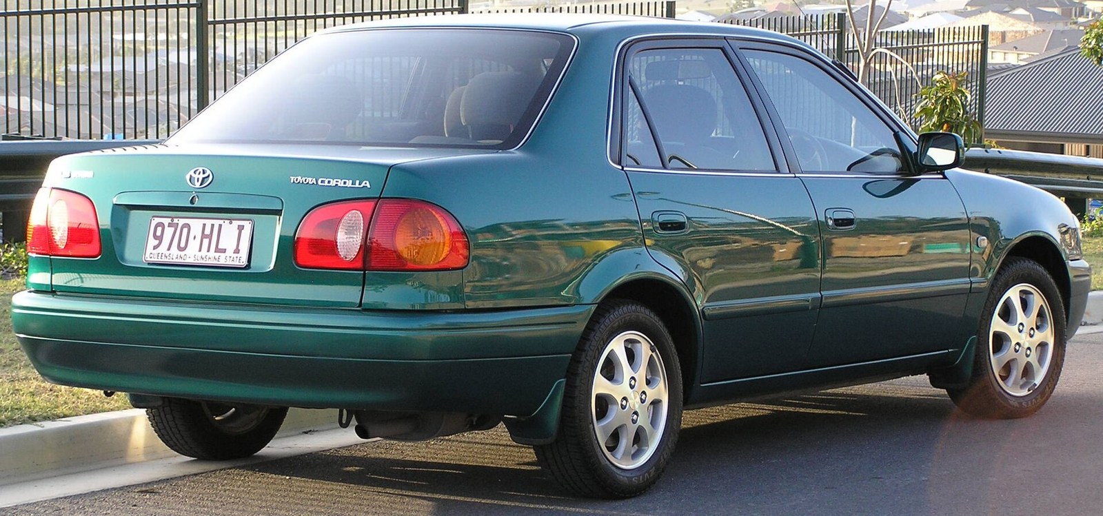 Makyajlı Toyota Corolla E110 sedan arka görünüm