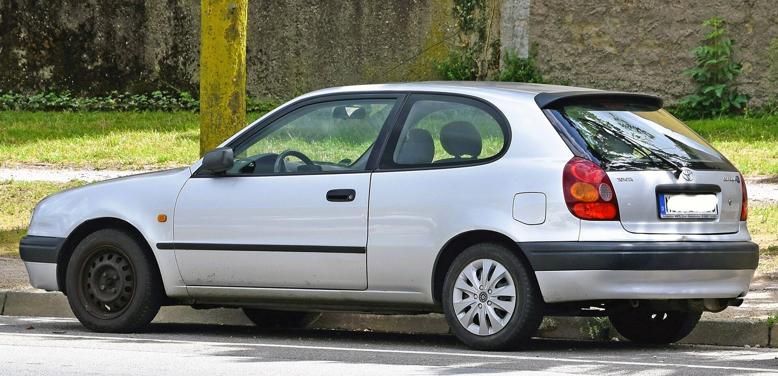 Toyota Corolla E110 hatchback yan görünüm