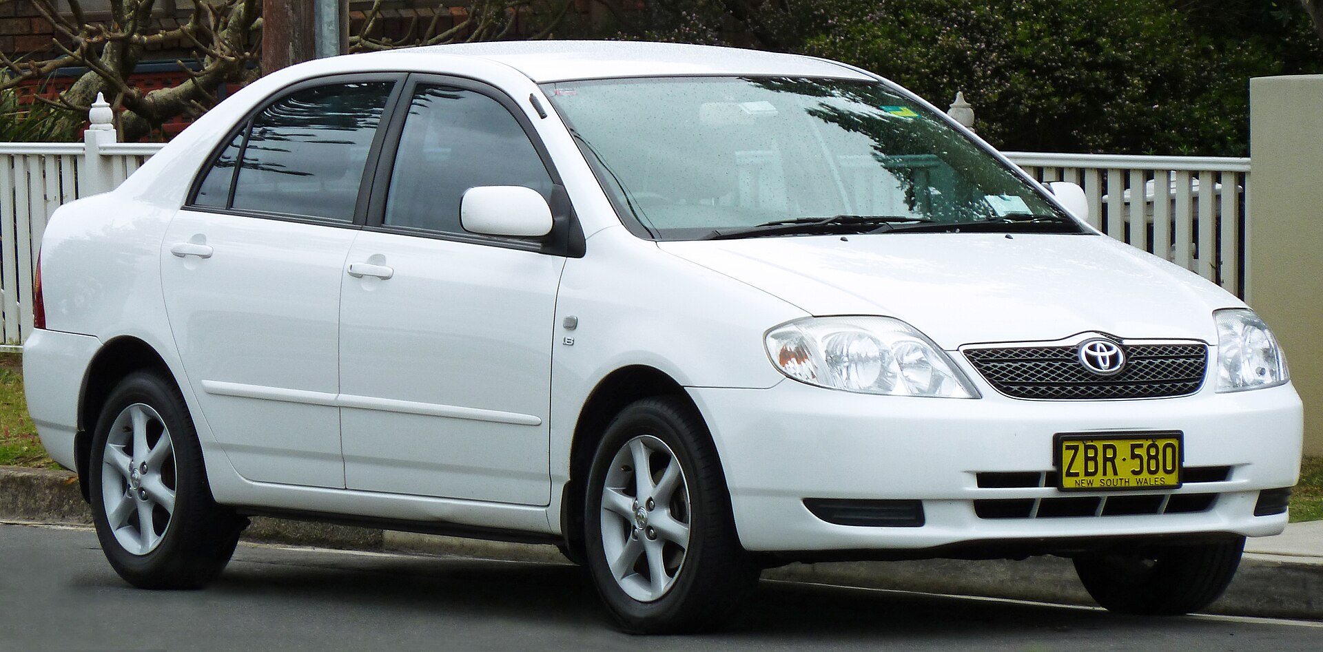 2003–2004 Toyota Corolla E120 sedan ön üç çeyrek görünüm