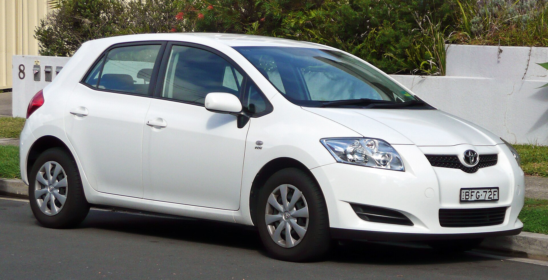 Toyota Corolla E150 arka ve yan görünüm