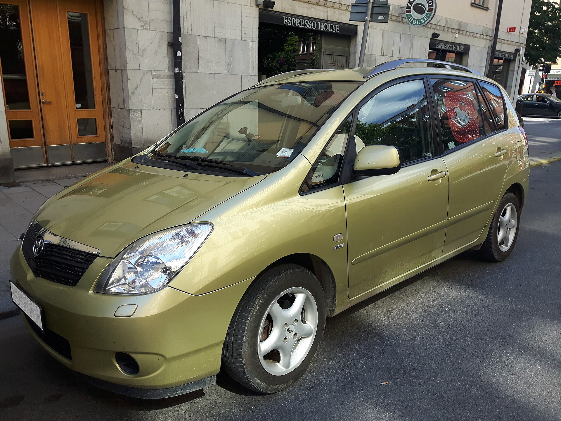 Toyota Corolla Verso AR10 yan ve ön görünüş