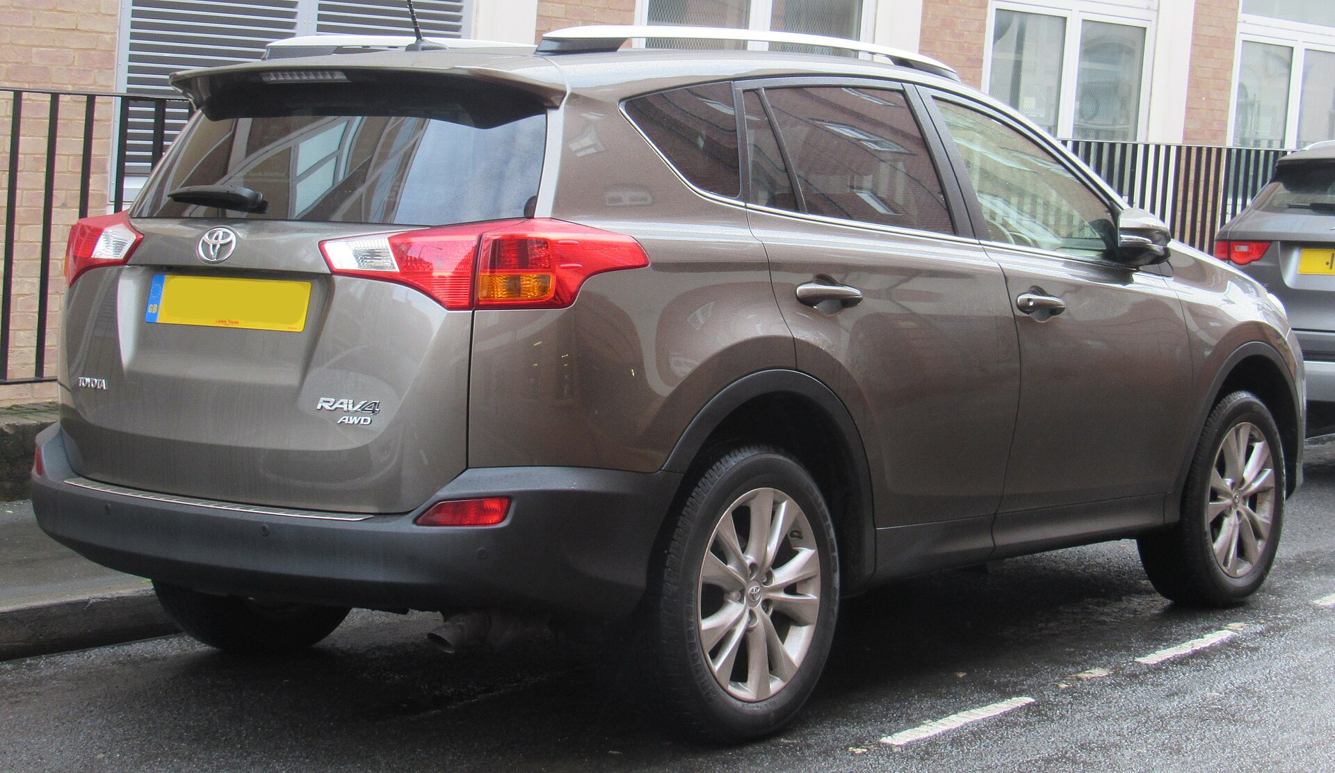 Makyaj öncesi Toyota RAV4 XA40 arka üç çeyrek görünümü