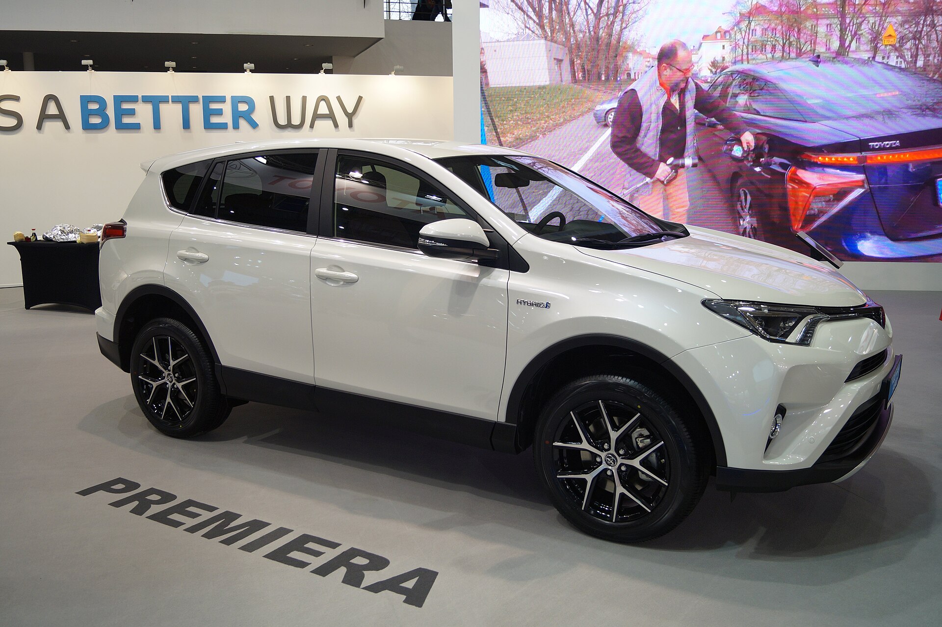 2016 makyajlı Toyota RAV4 Hybrid ön görünümü