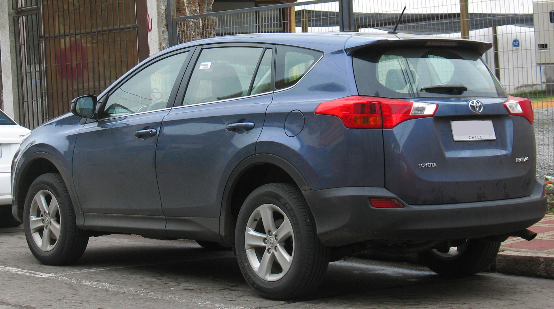 Makyaj öncesi Toyota RAV4 XA40 2.0 dış görünümü
