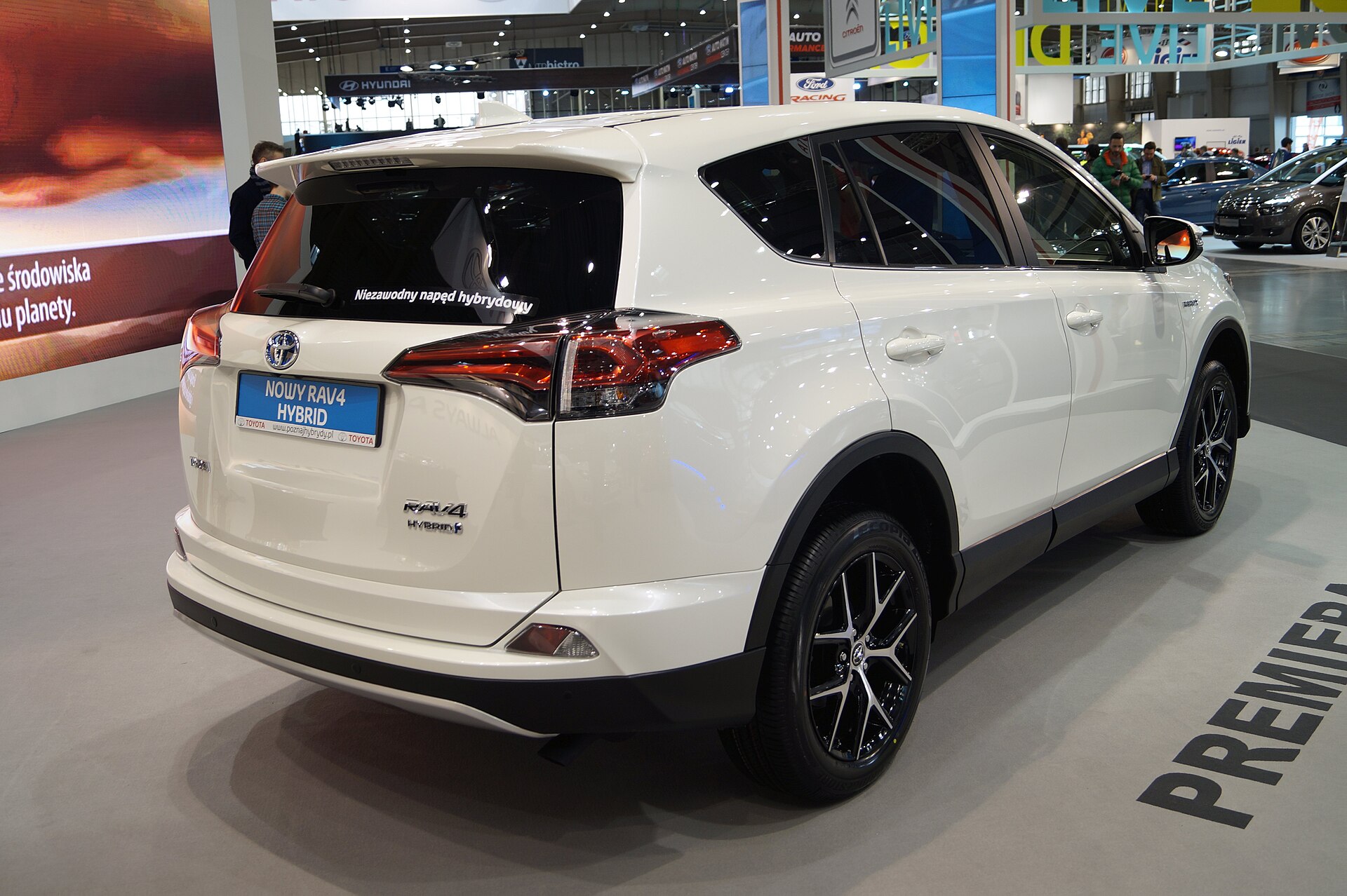 Toyota RAV4 Hybrid makyajlı arka görünümü