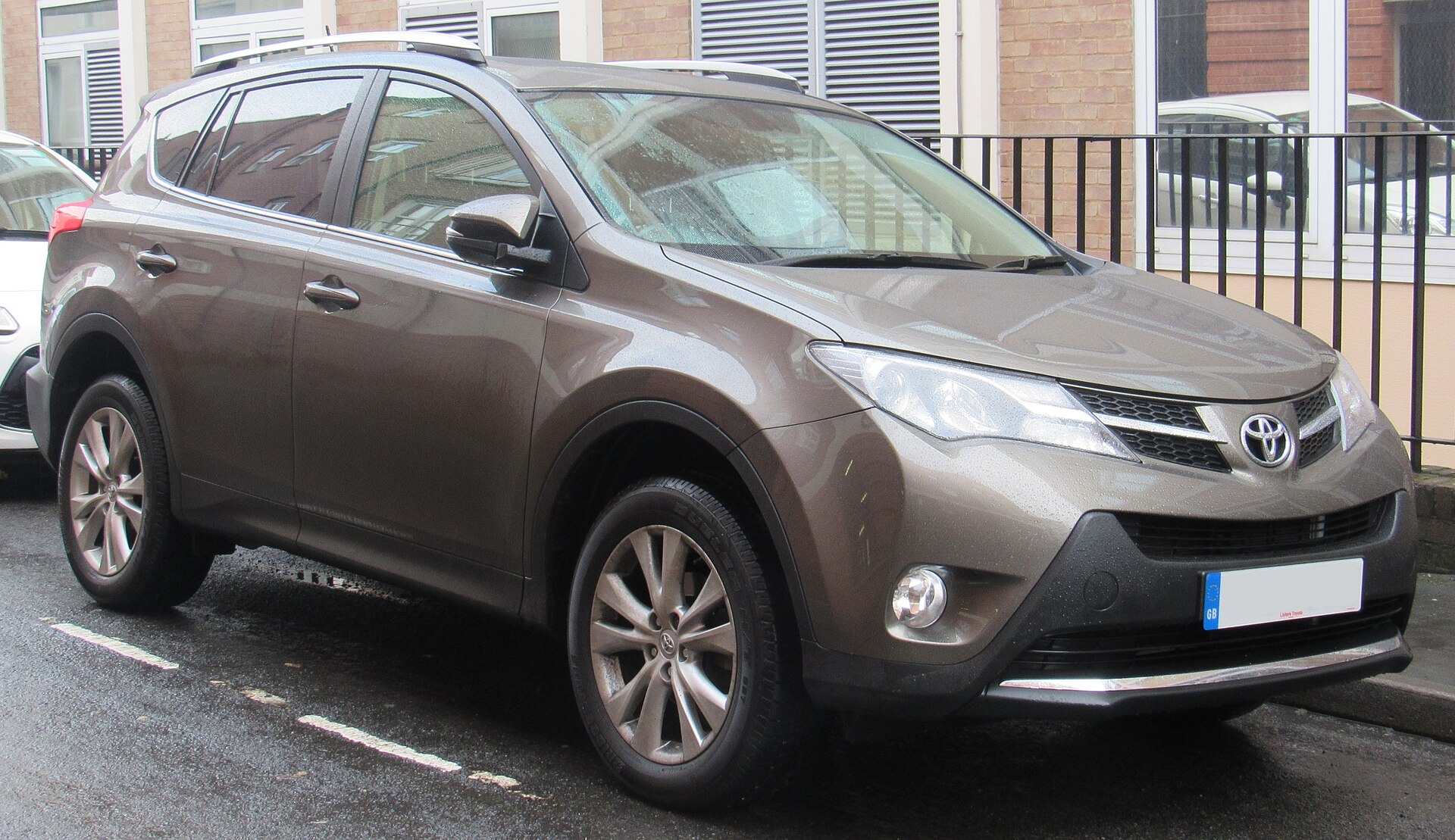 Toyota RAV4 XA40 Alım Rehberi: Valvematic, CVT, Hybrid ve 4x4 kapak görseli