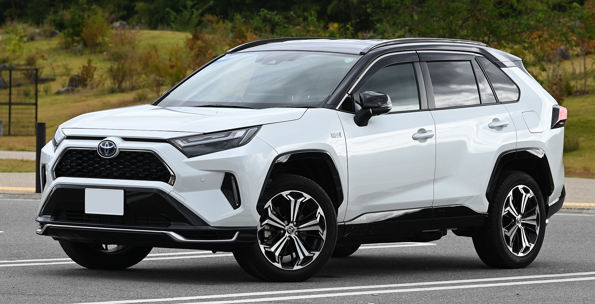 Toyota RAV4 XA50 şarj edilebilir hibrit önden görünüm