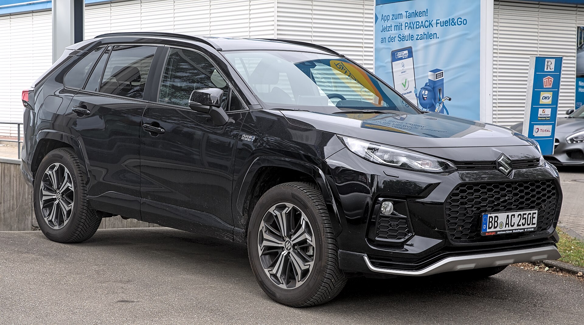 XA50 gövdeli Suzuki Across yan görünüm
