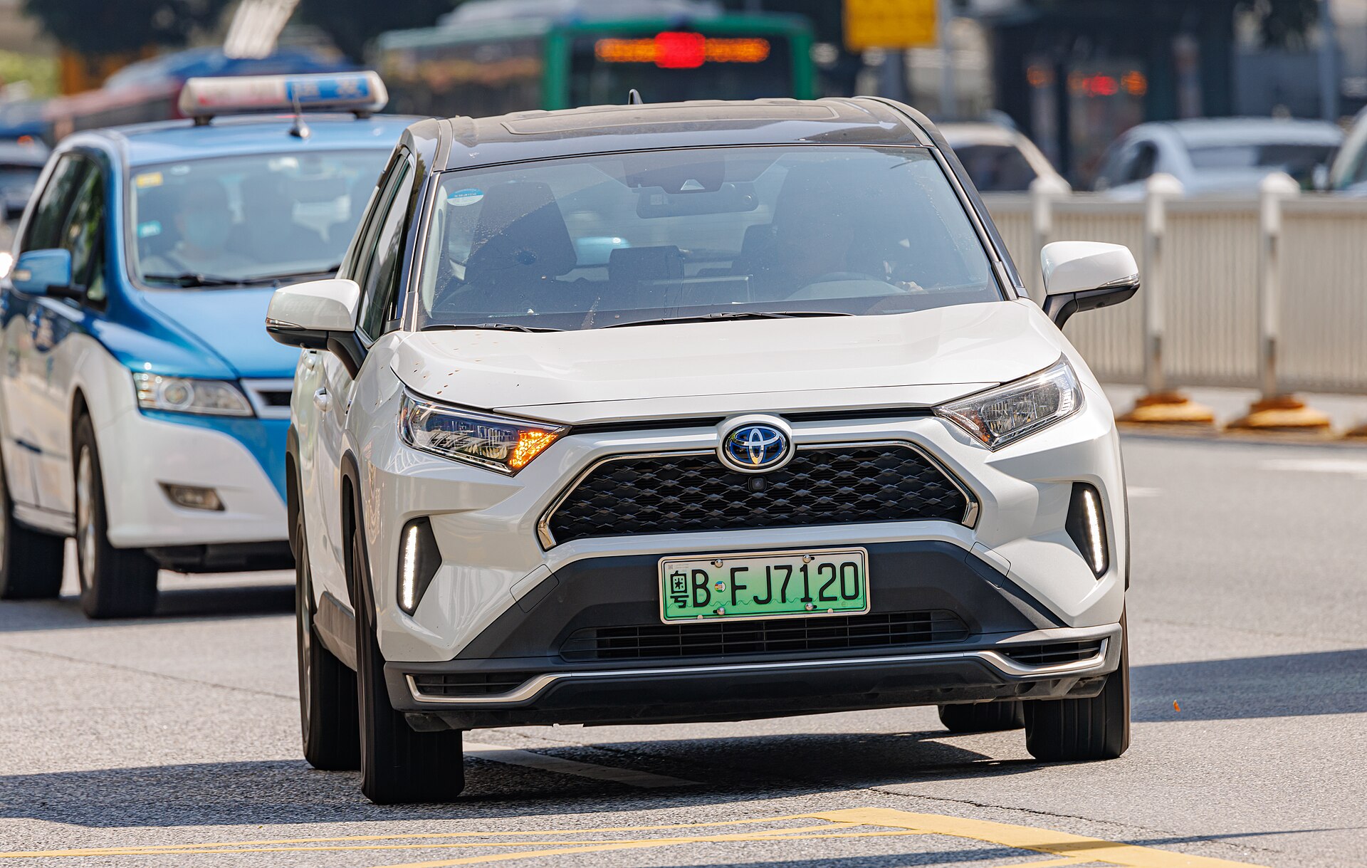 Toyota RAV4 Prime XA50 arka üç çeyrek görünüm
