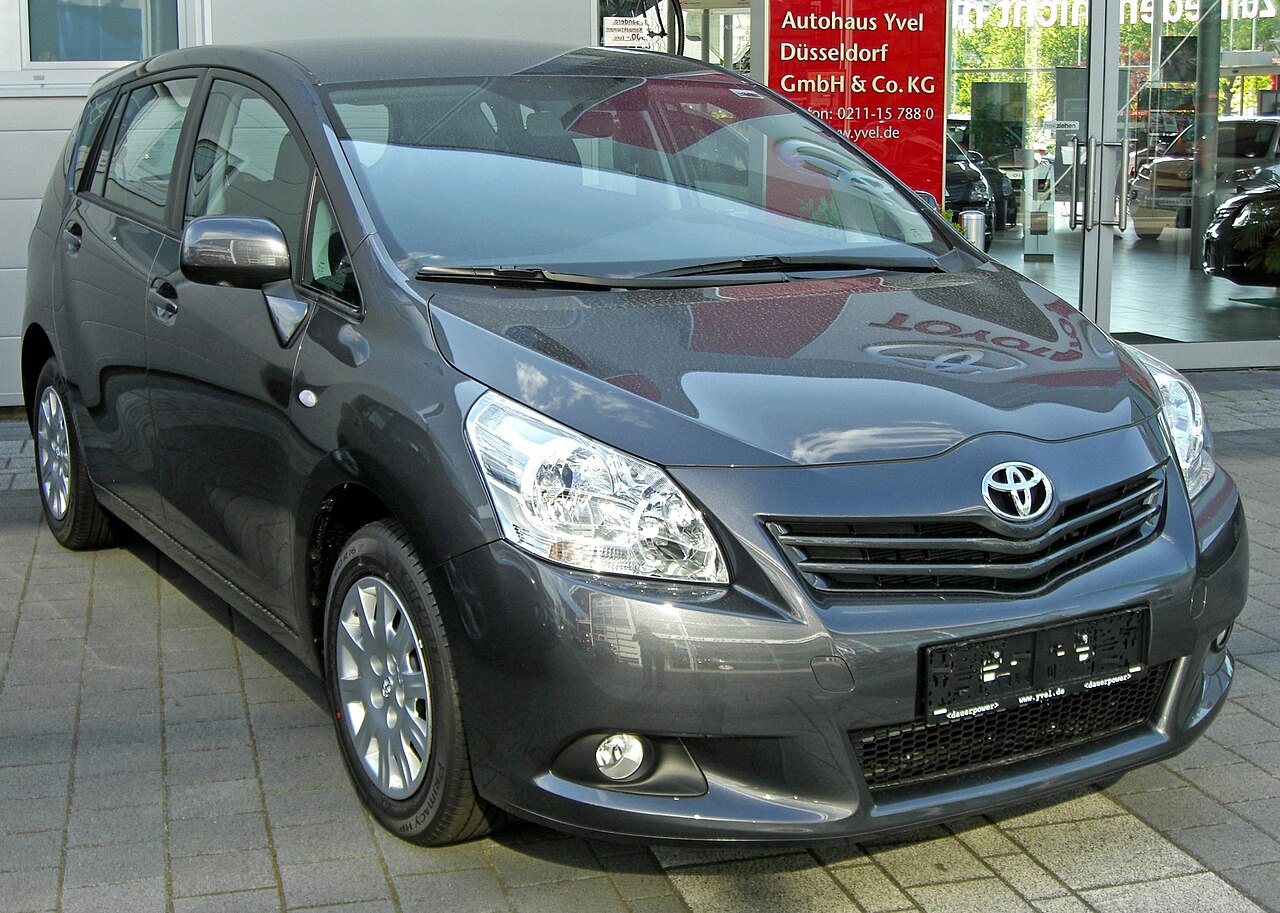 Toyota Verso AR20 önden görünüm