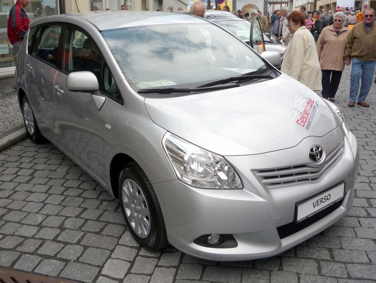 Toyota Verso'nun yan profili ve arka kapı açıklığı