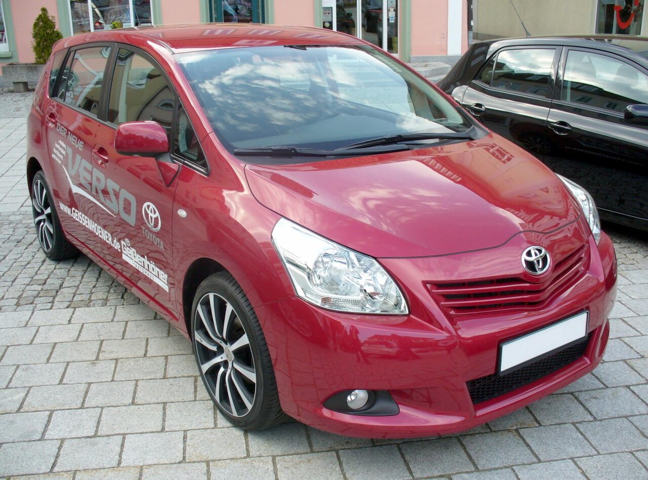 Toyota Verso AR20 kırmızı gövde, ön ve yan açı