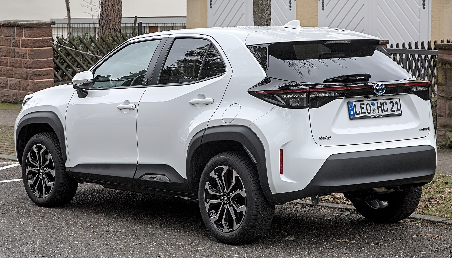 Toyota Yaris Cross hibrit yan görünüm