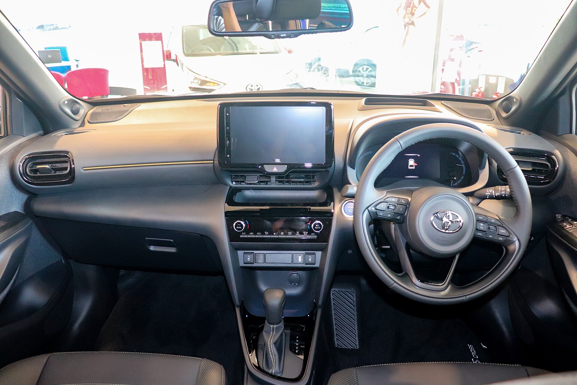 Toyota Yaris Cross sağdan direksiyonlu kabin ve ön konsol