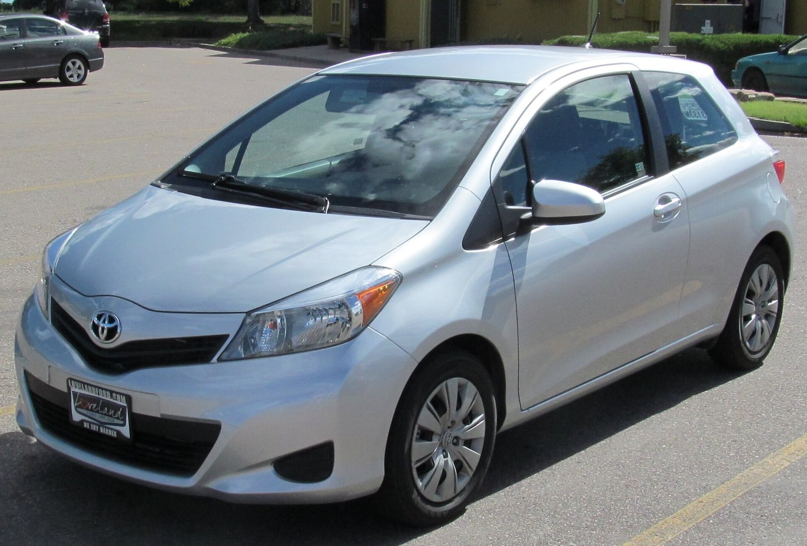 Üç kapılı Toyota Yaris XP130 gövdesi