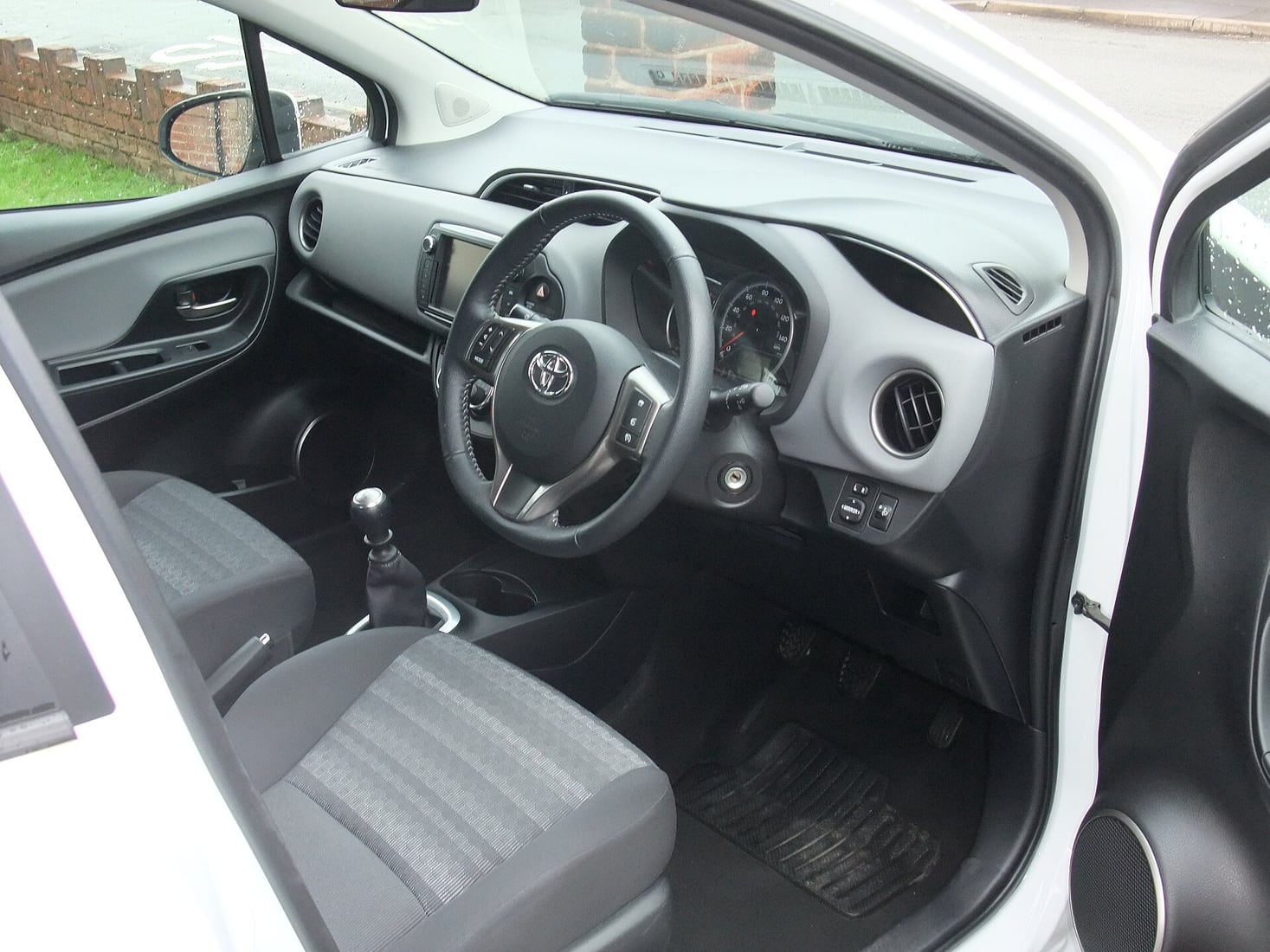 2016 Toyota Yaris Icon sağdan direksiyonlu iç mekan