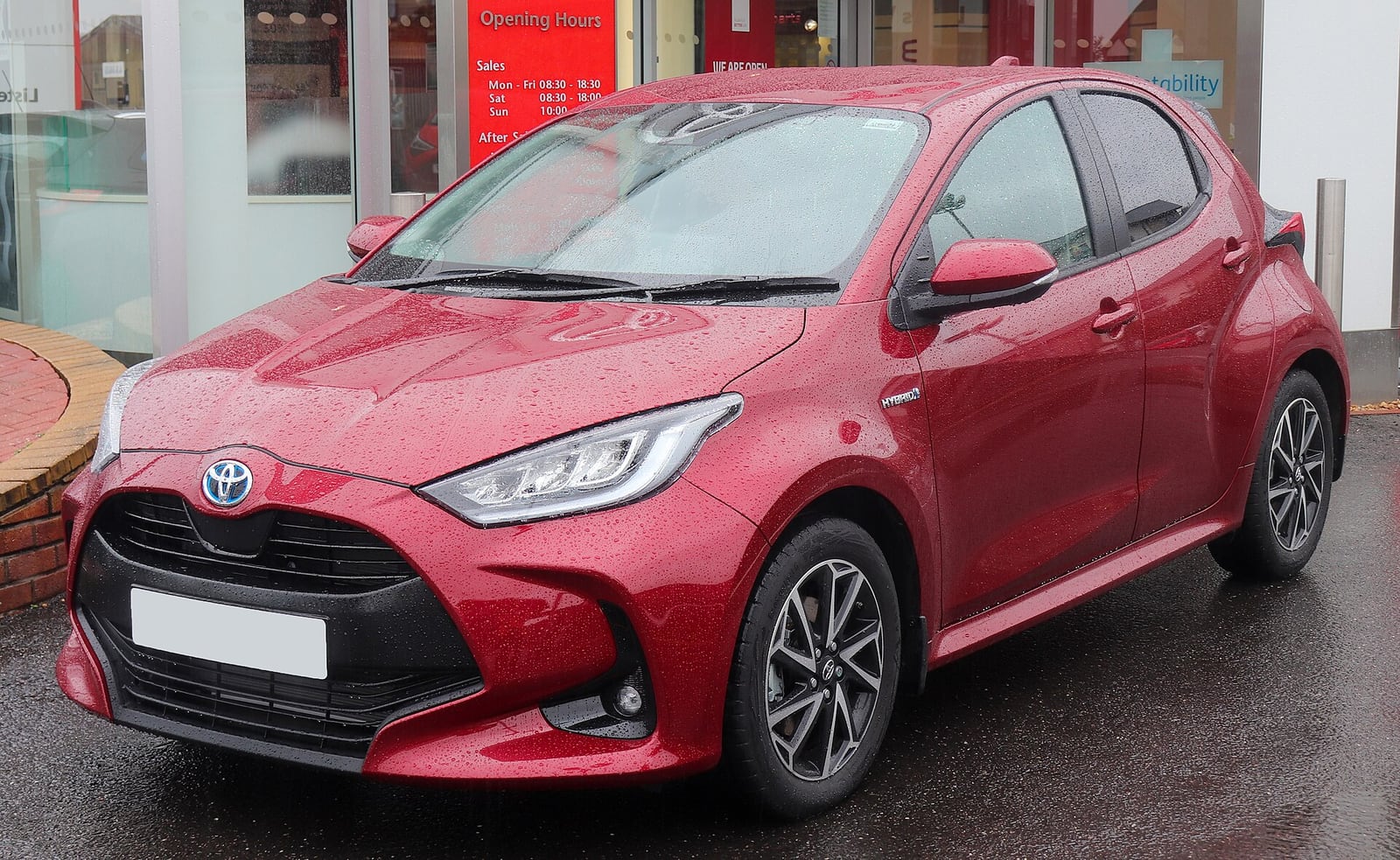 Toyota Yaris XP210 Hybrid önden görünüm