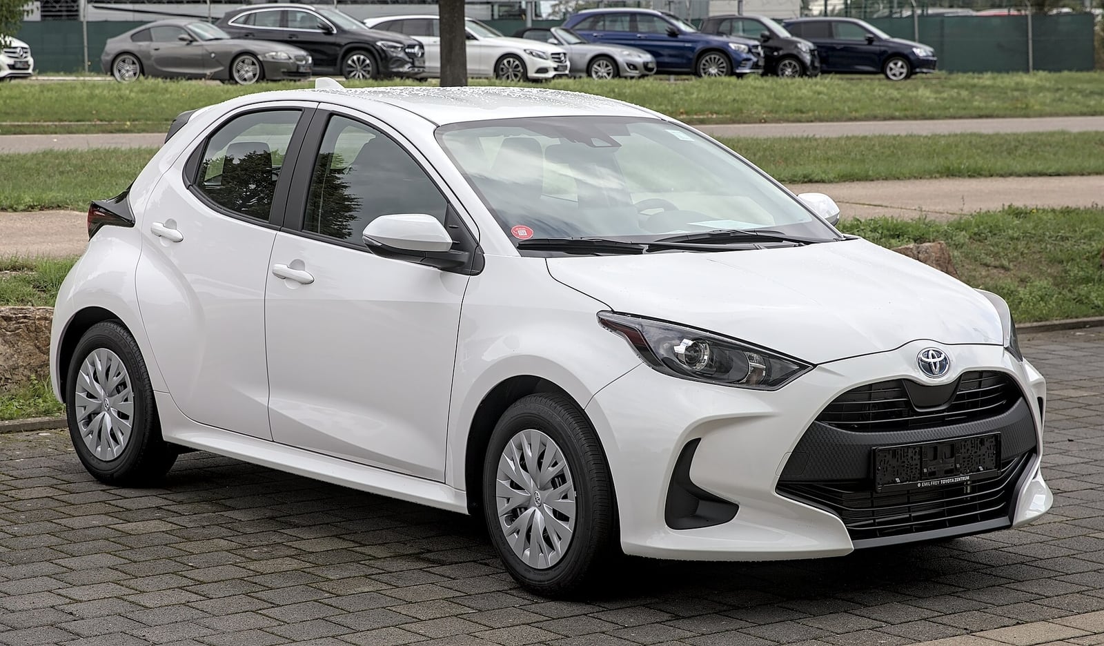Toyota Yaris XP210 arka görünüm