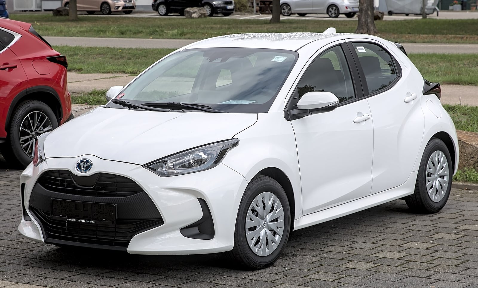 Toyota Yaris XP210 benzinli önden görünüm