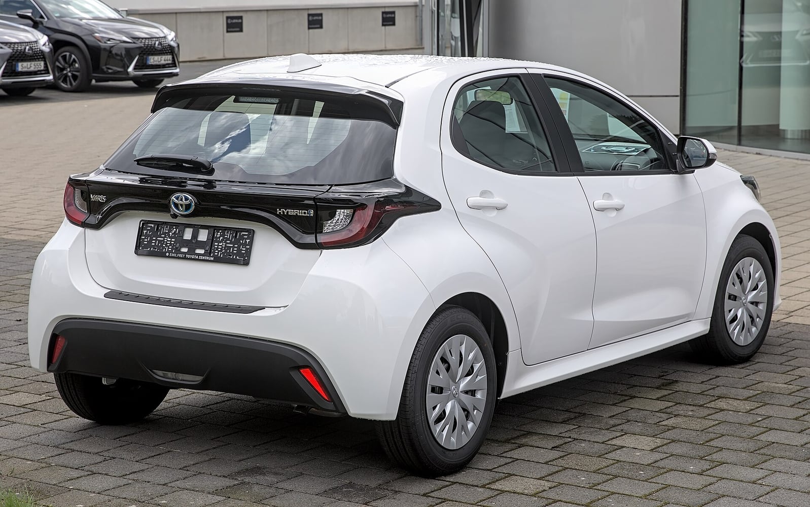Toyota Yaris XP210 Hybrid arkadan görünüm