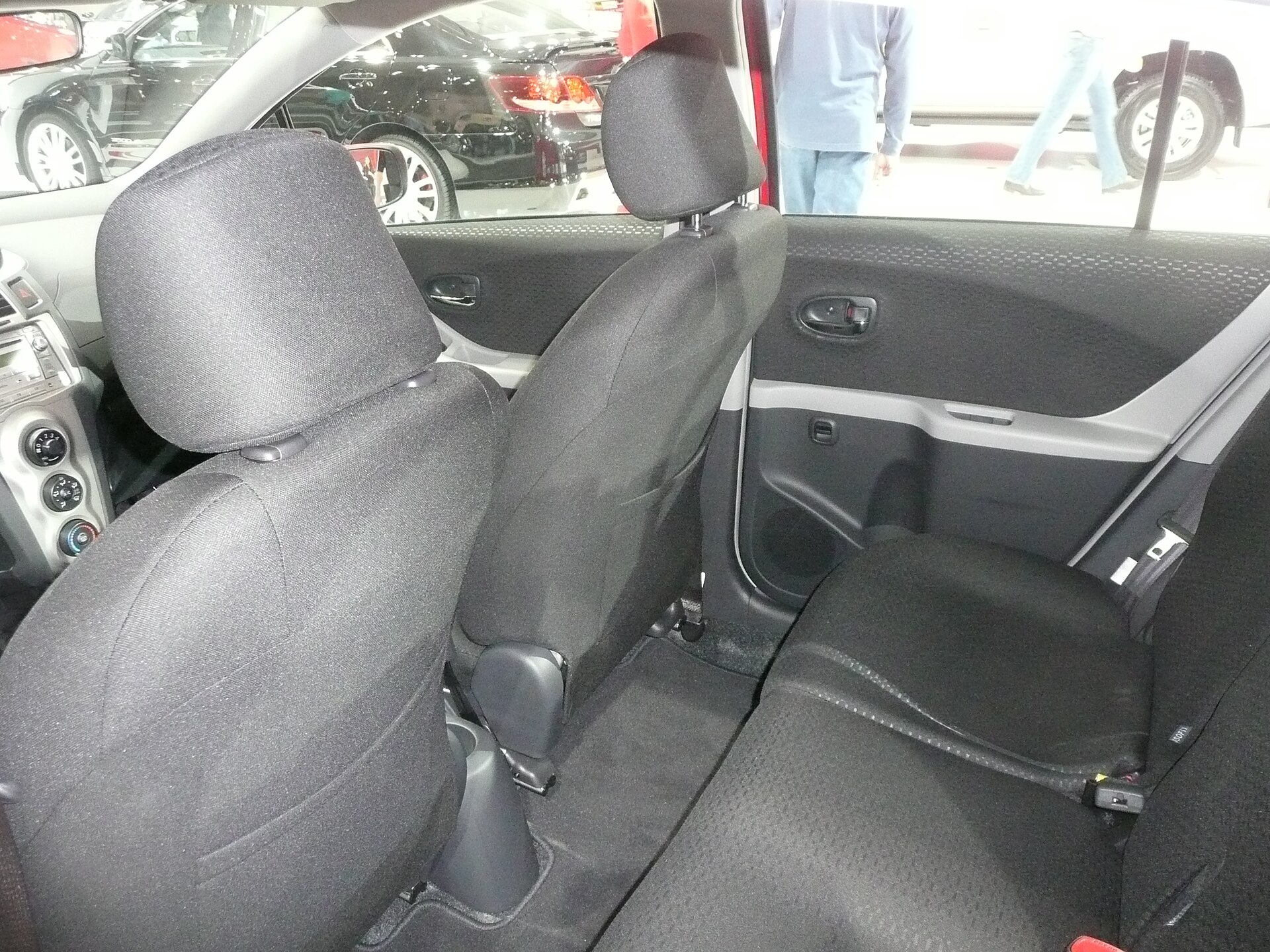 Toyota Yaris XP90 üç kapılı versiyonun arka koltuk bölümü