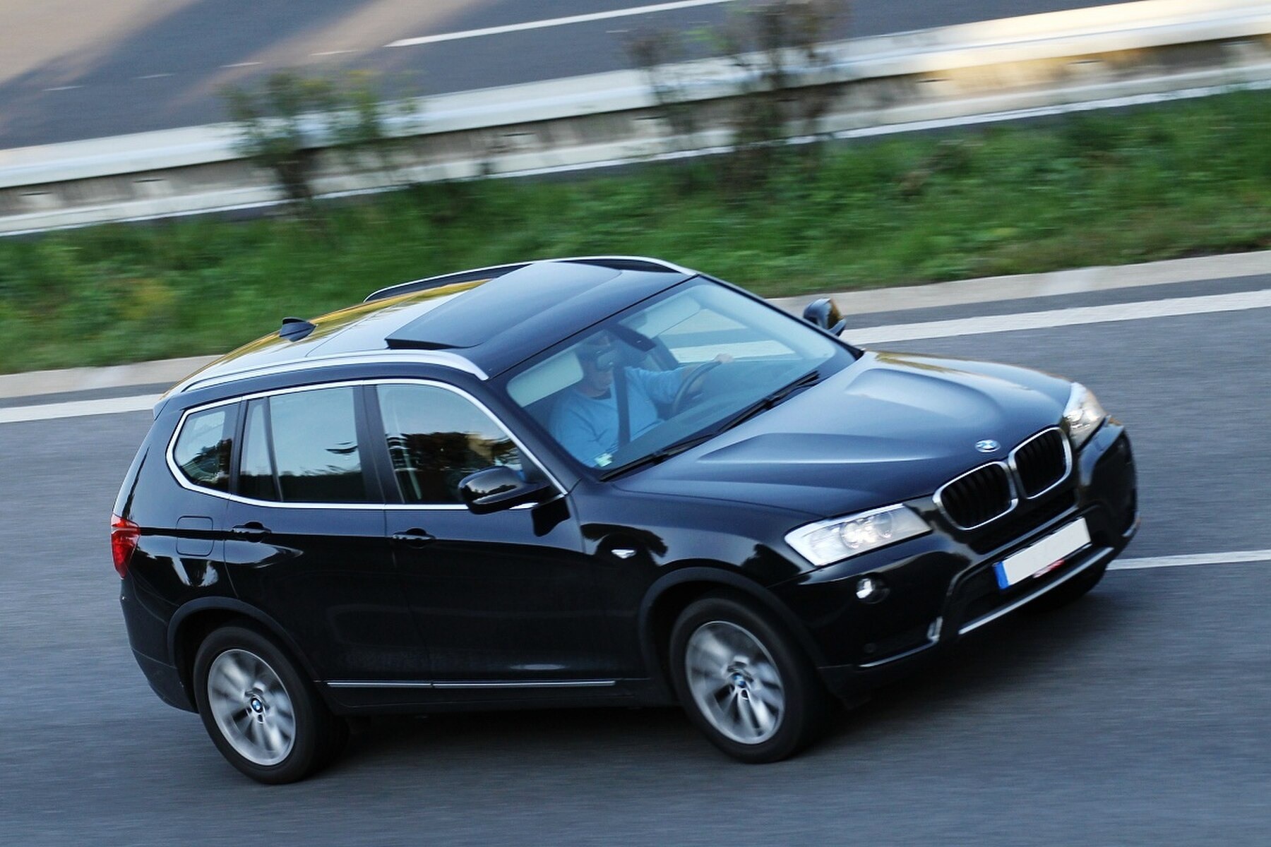 BMW X3 F25 hareket halinde ön üç çeyrek görünüm