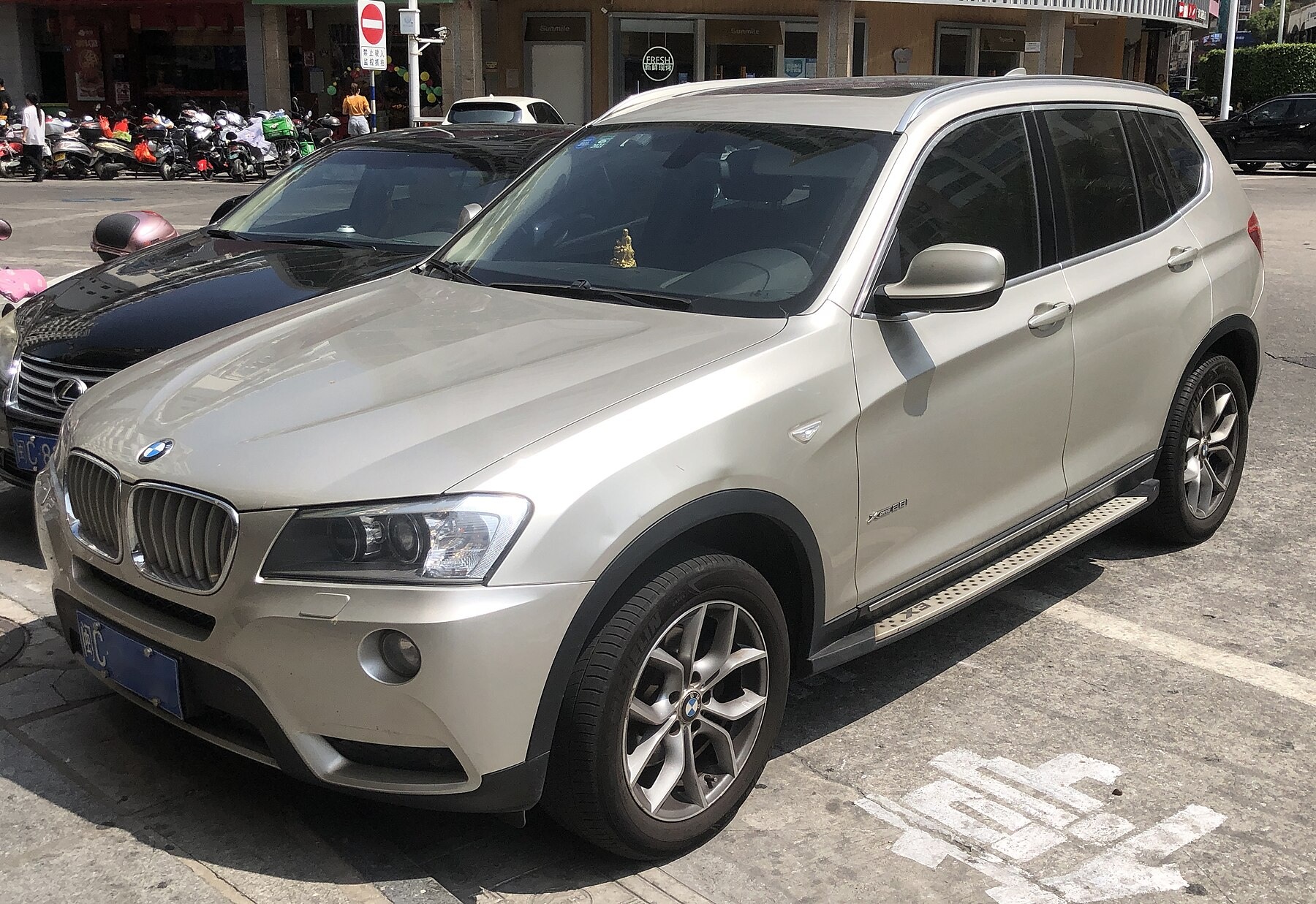 BMW X3 F25 makyaj öncesi ön görünüm
