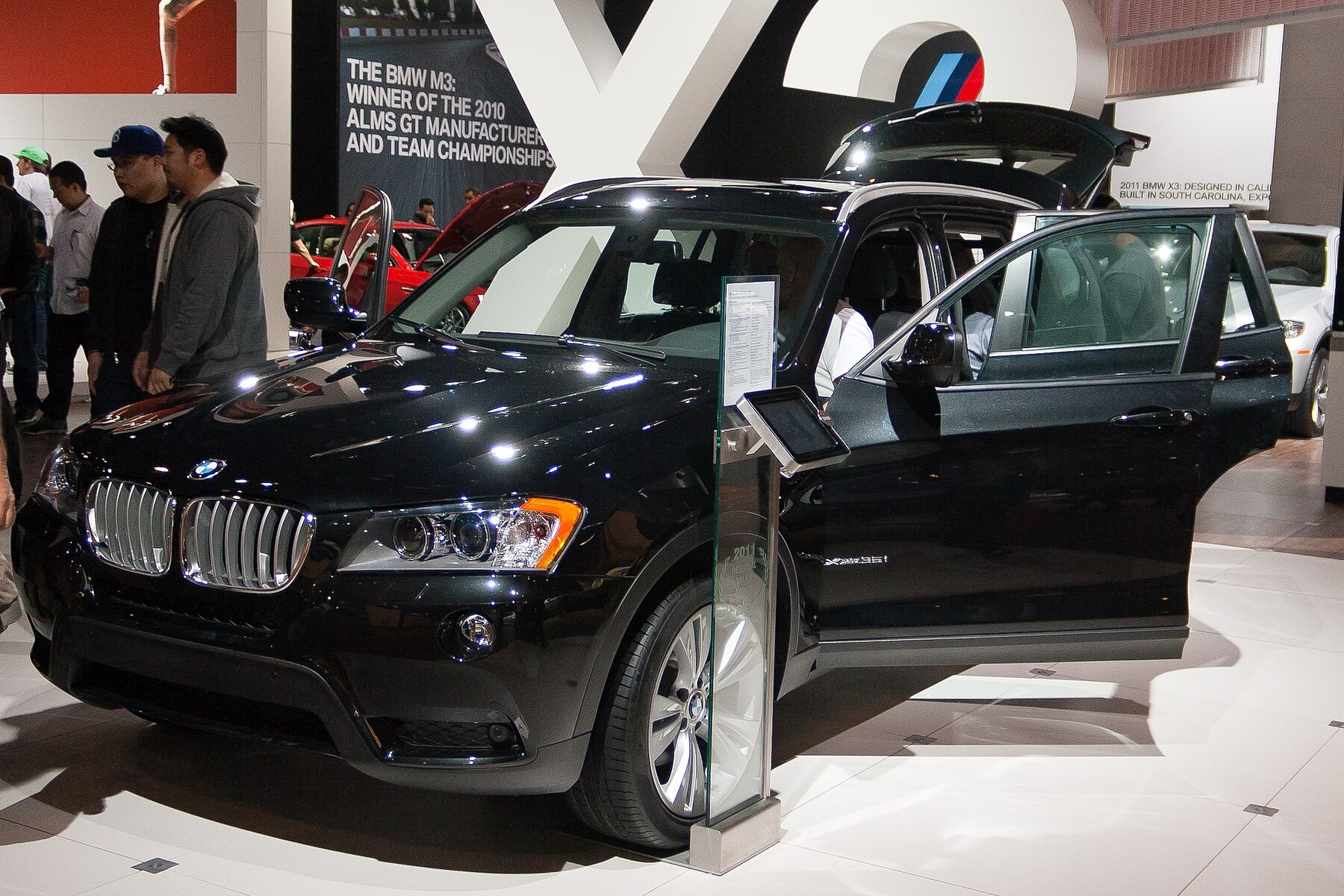 BMW X3 F25 kapıları açık kabin erişimi
