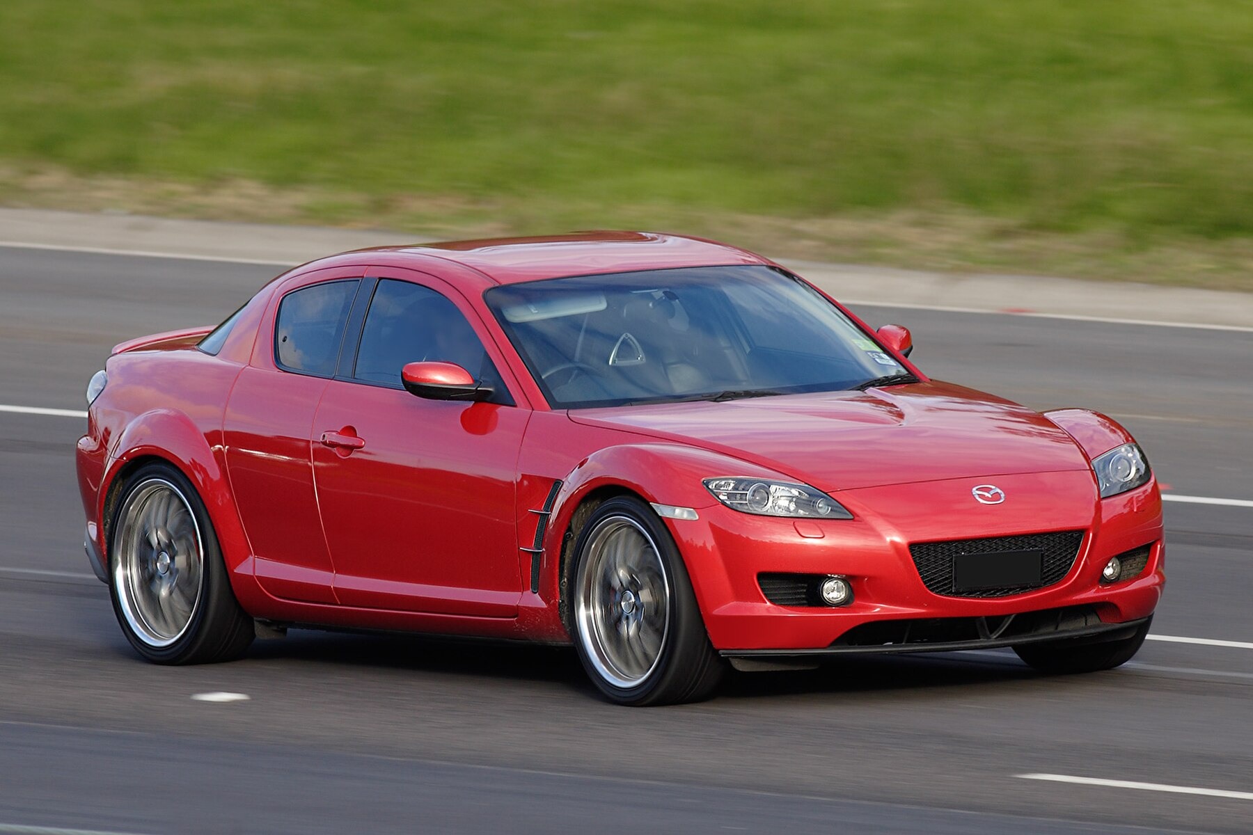 Mazda RX-8 hareket halinde ön üç çeyrek görünüm