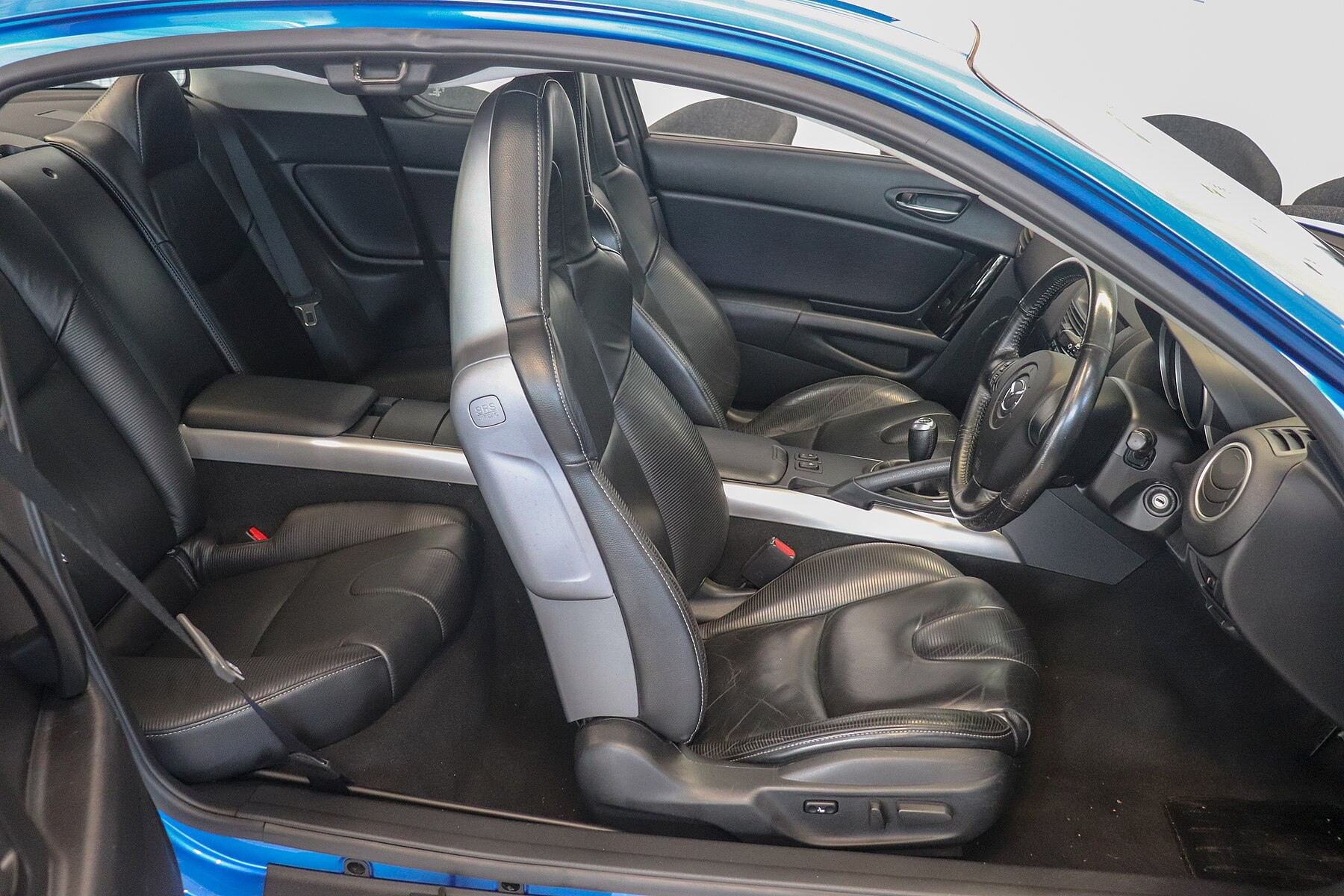 Mazda RX-8 sürücü kabini ve ters açılan arka kapı