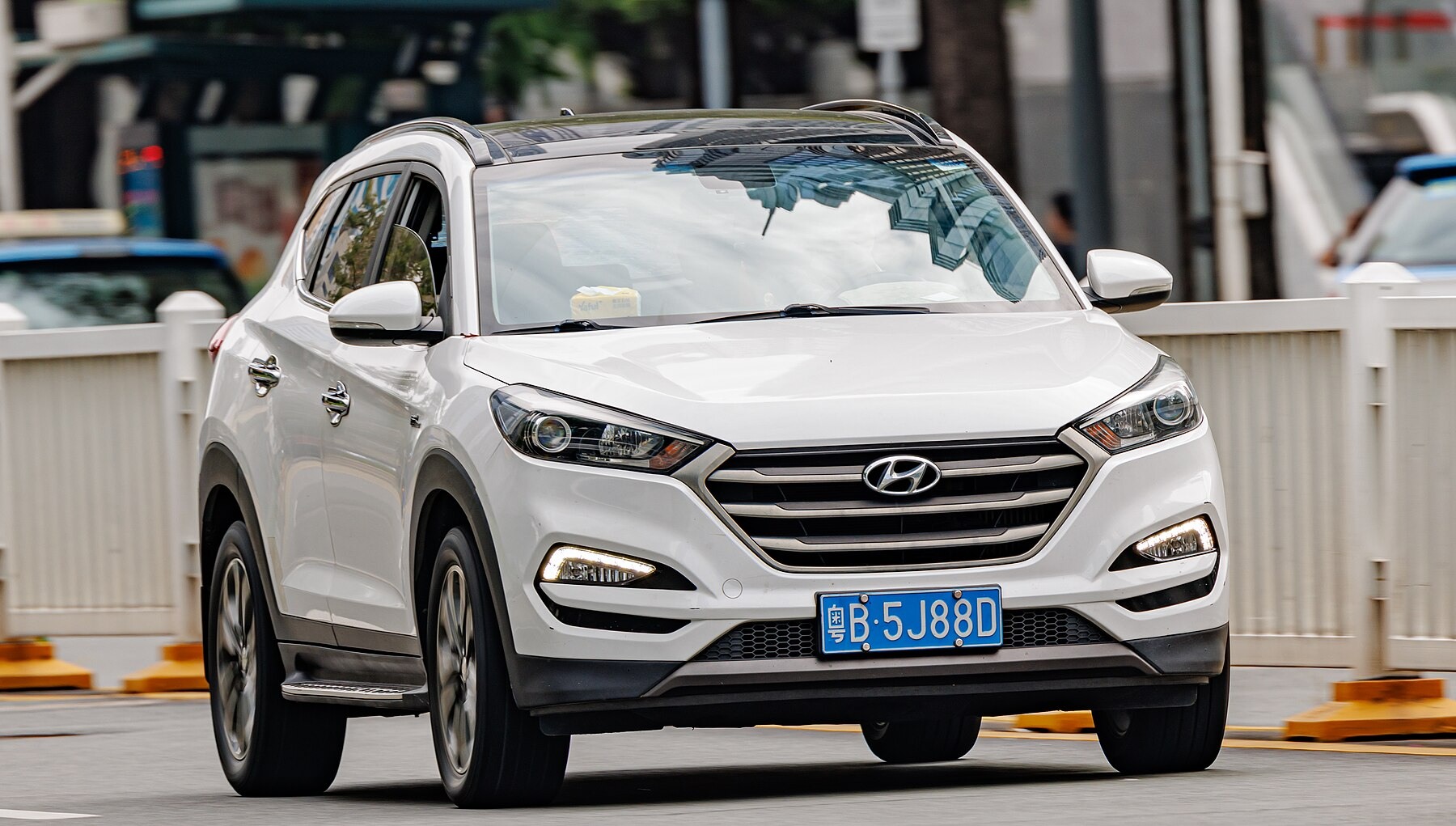 Hyundai Tucson TL makyaj öncesi ön üç çeyrek görünüm
