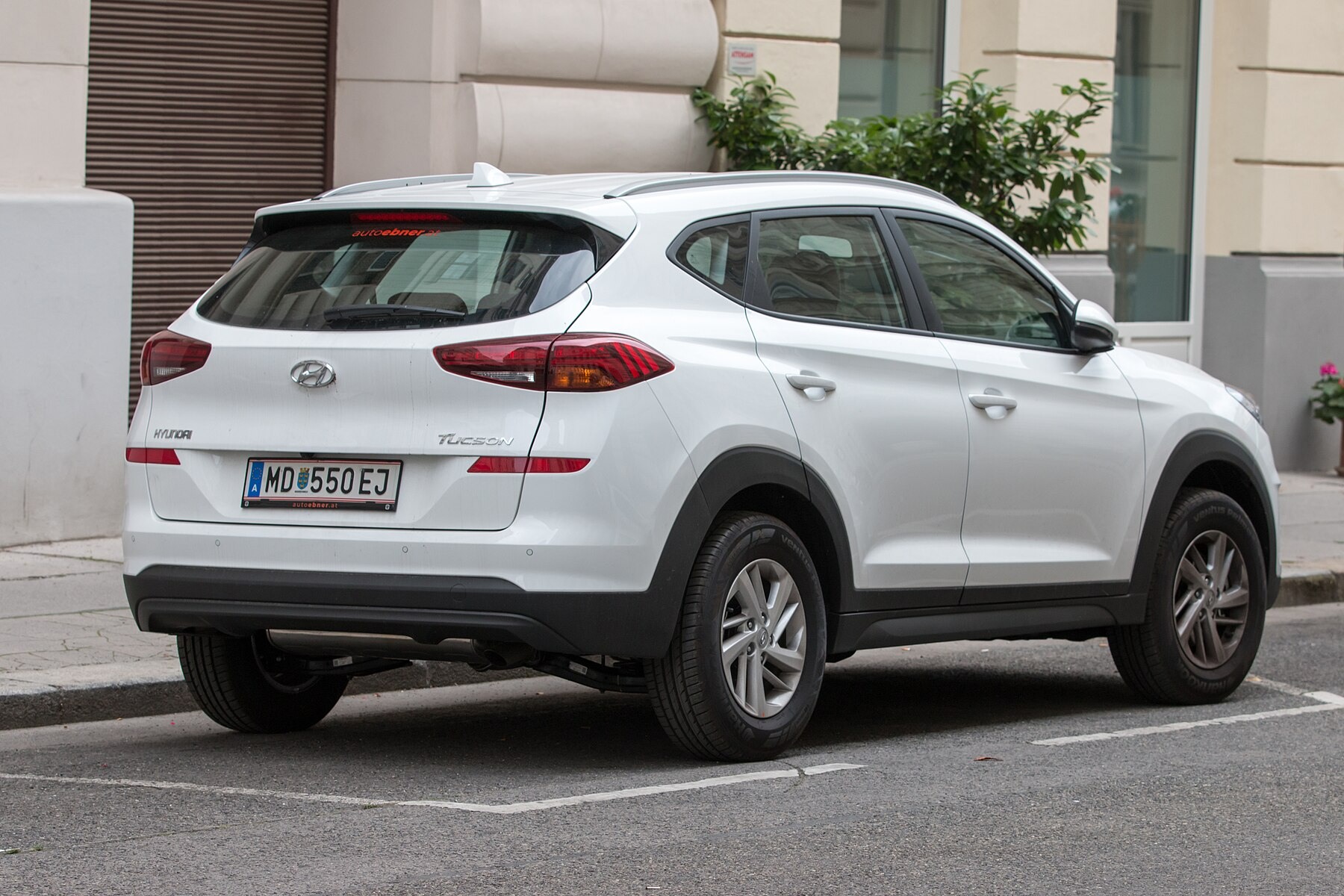 Makyajlı Hyundai Tucson TL arka üç çeyrek görünüm