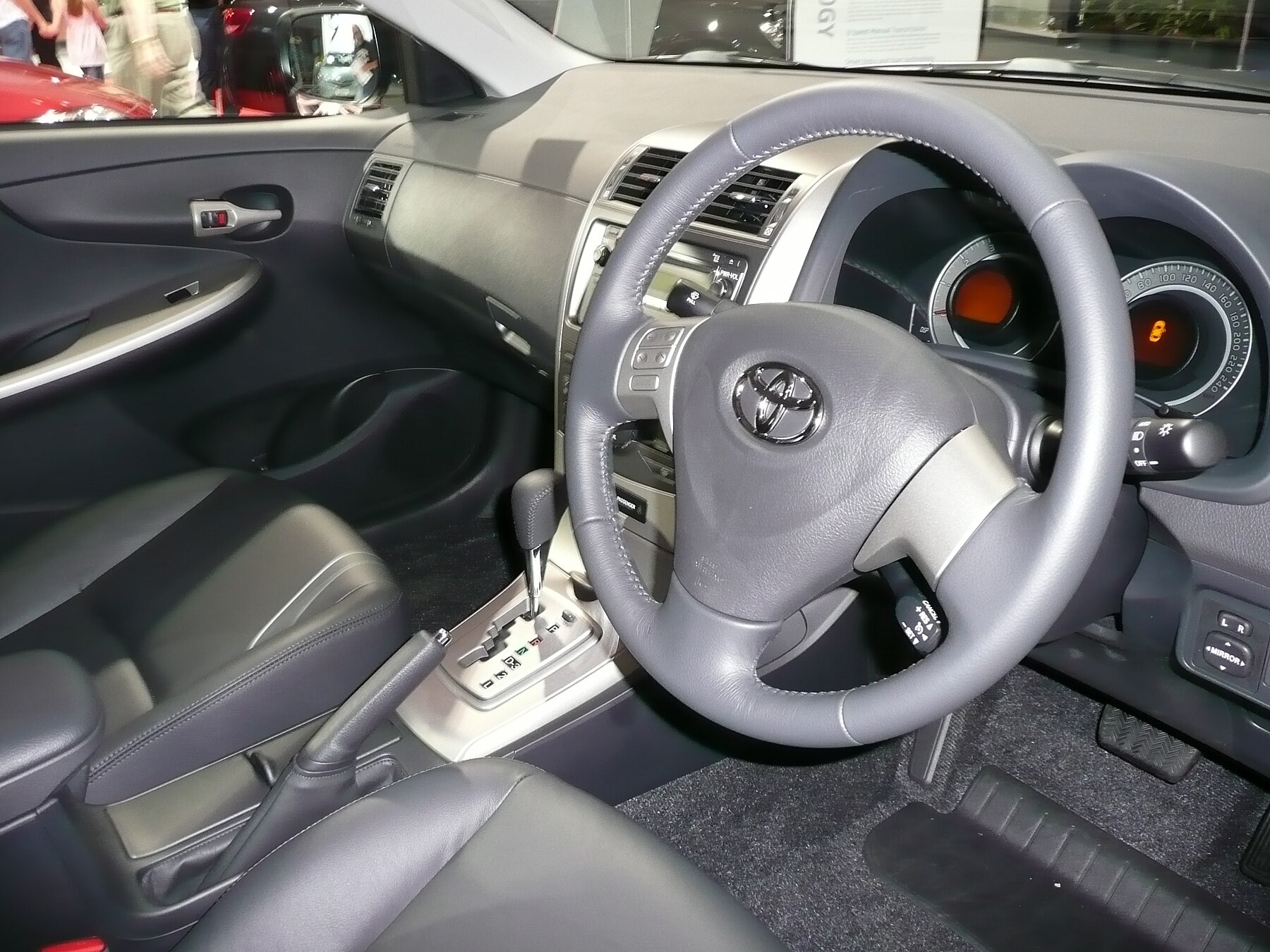 Toyota Corolla E150 sürücü kabini ve orta konsolu
