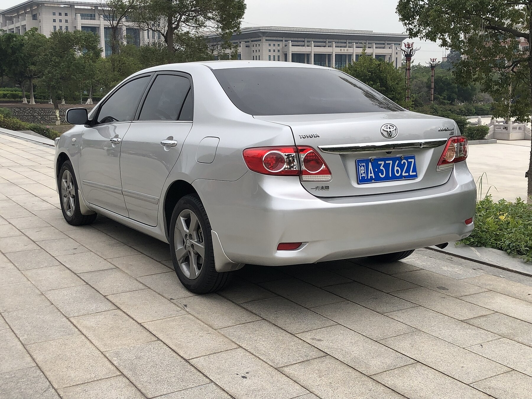 Toyota Corolla E150 makyajlı arka üç çeyrek görünüm