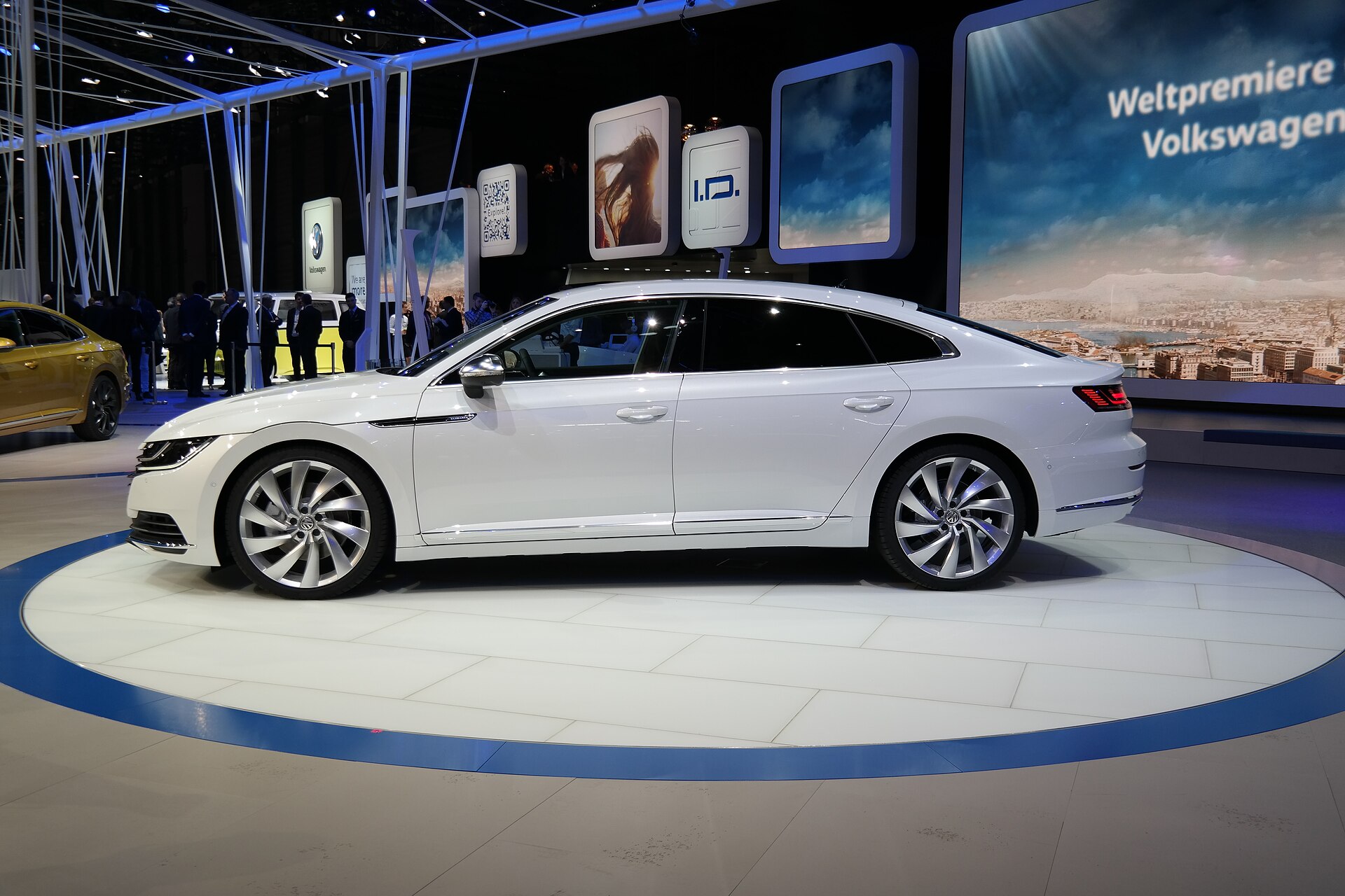 2017 Cenevre Otomobil Fuarı'nda Volkswagen Arteon, ön üç çeyrek