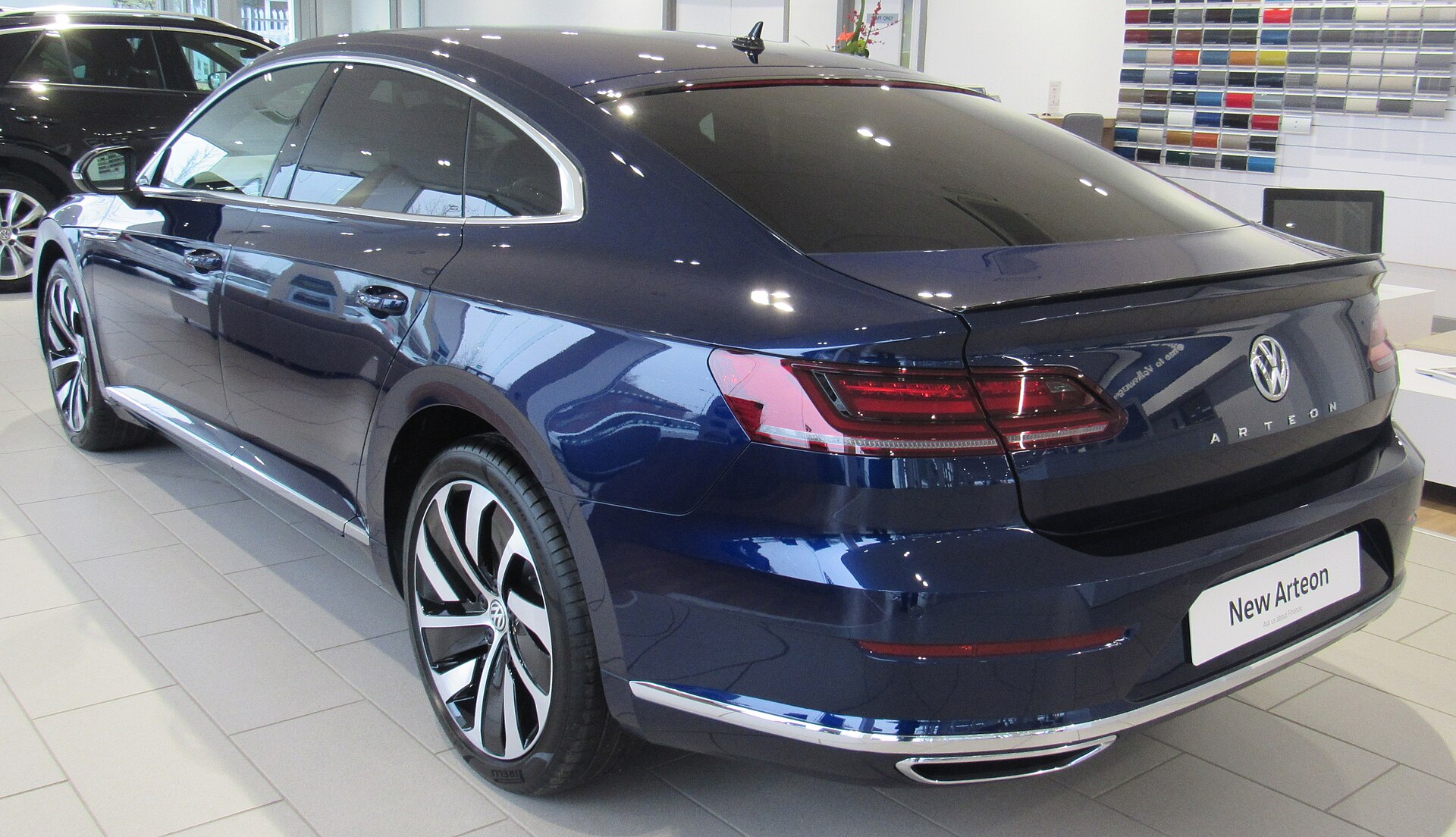 Volkswagen Arteon'un geniş bagaj kapağı ve arka görünümü