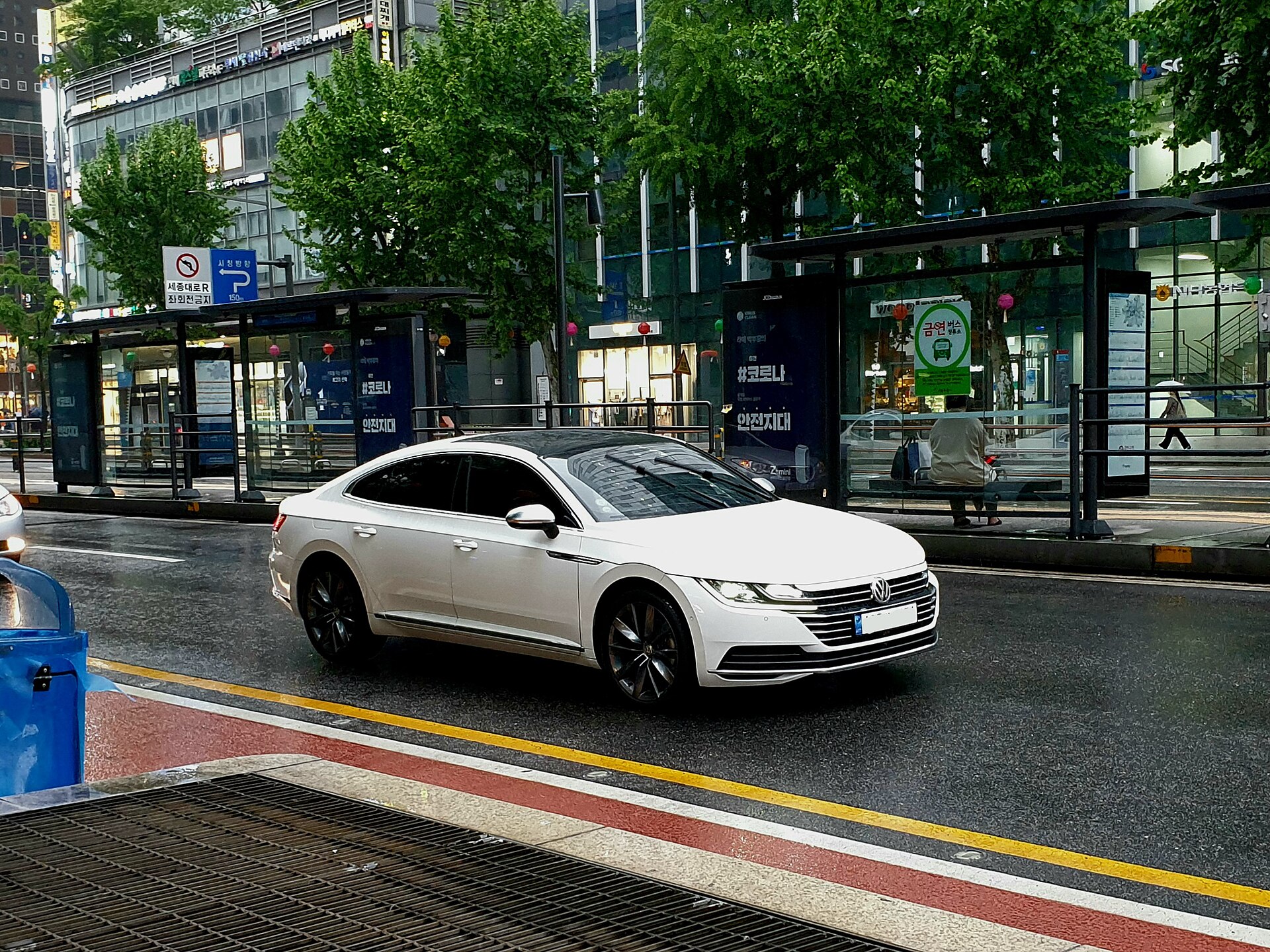 Beyaz Volkswagen Arteon fastback dış görünümü