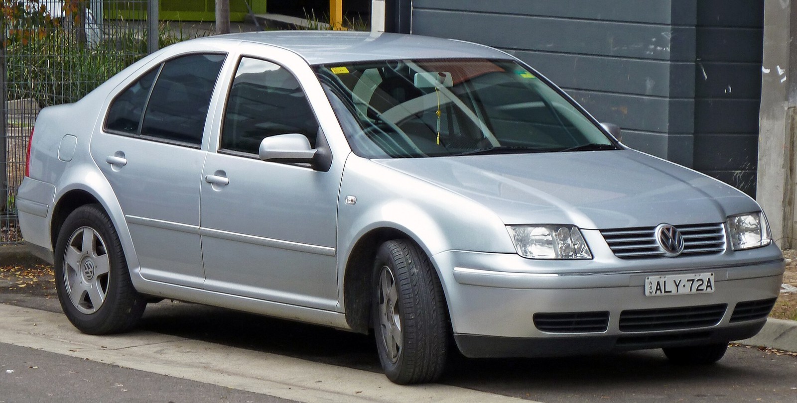 Volkswagen Bora 1J sedan ön görünüm