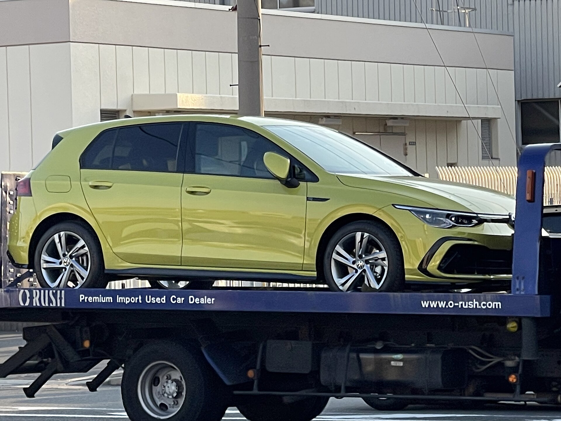 Mavi Volkswagen Golf 8 eTSI R-Line önden görünüm