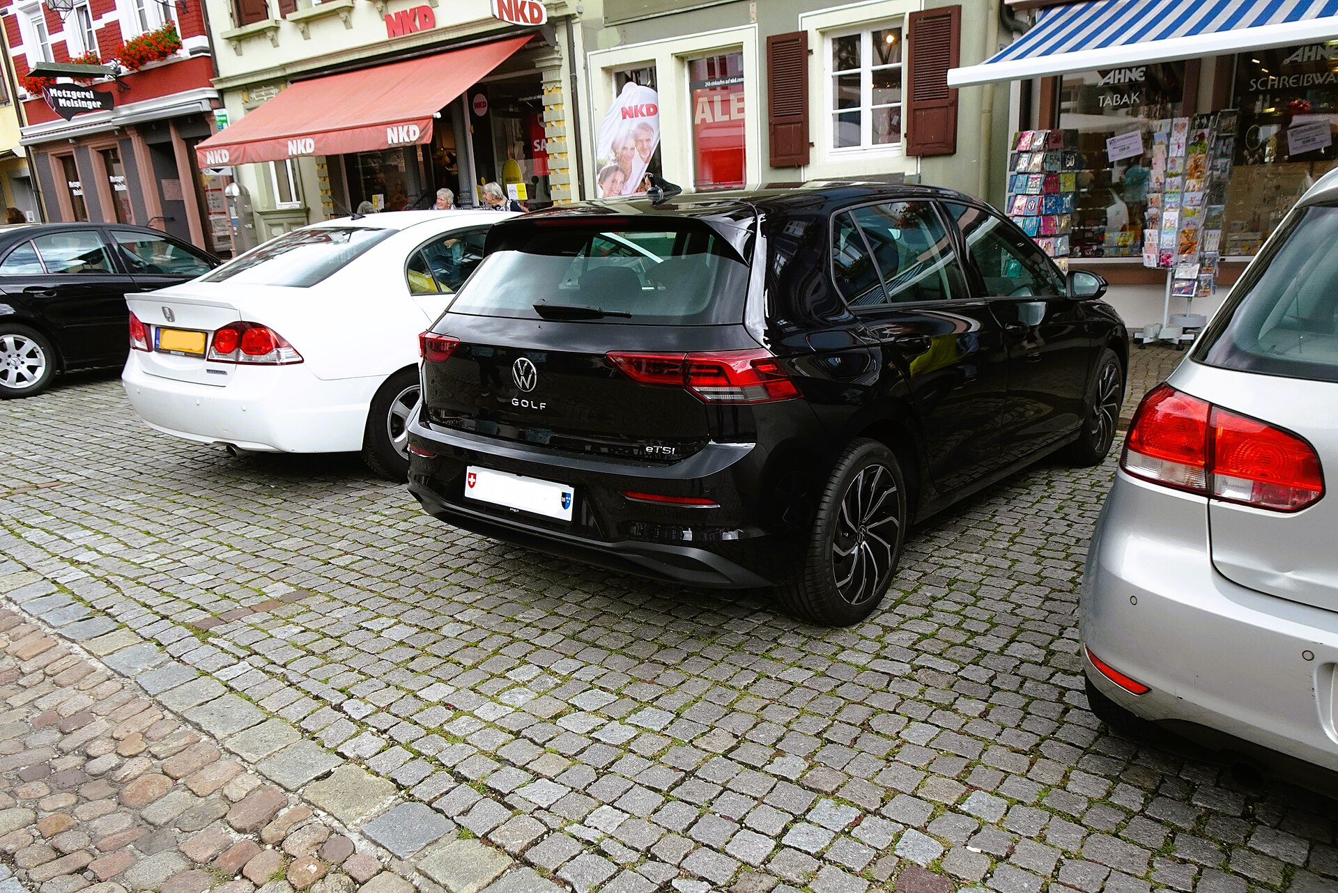 Gri Volkswagen Golf 8 1.5 eTSI yol üstünde