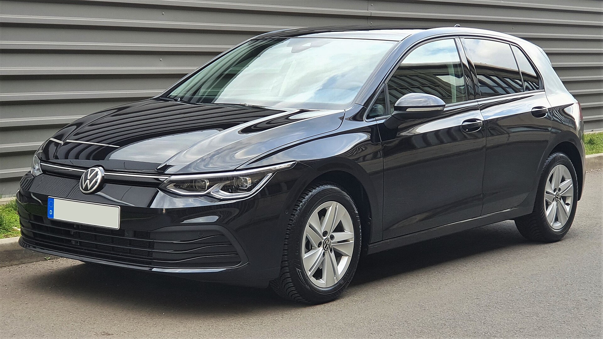 Gri Volkswagen Golf 8 Life 1.5 TSI önden görünüm