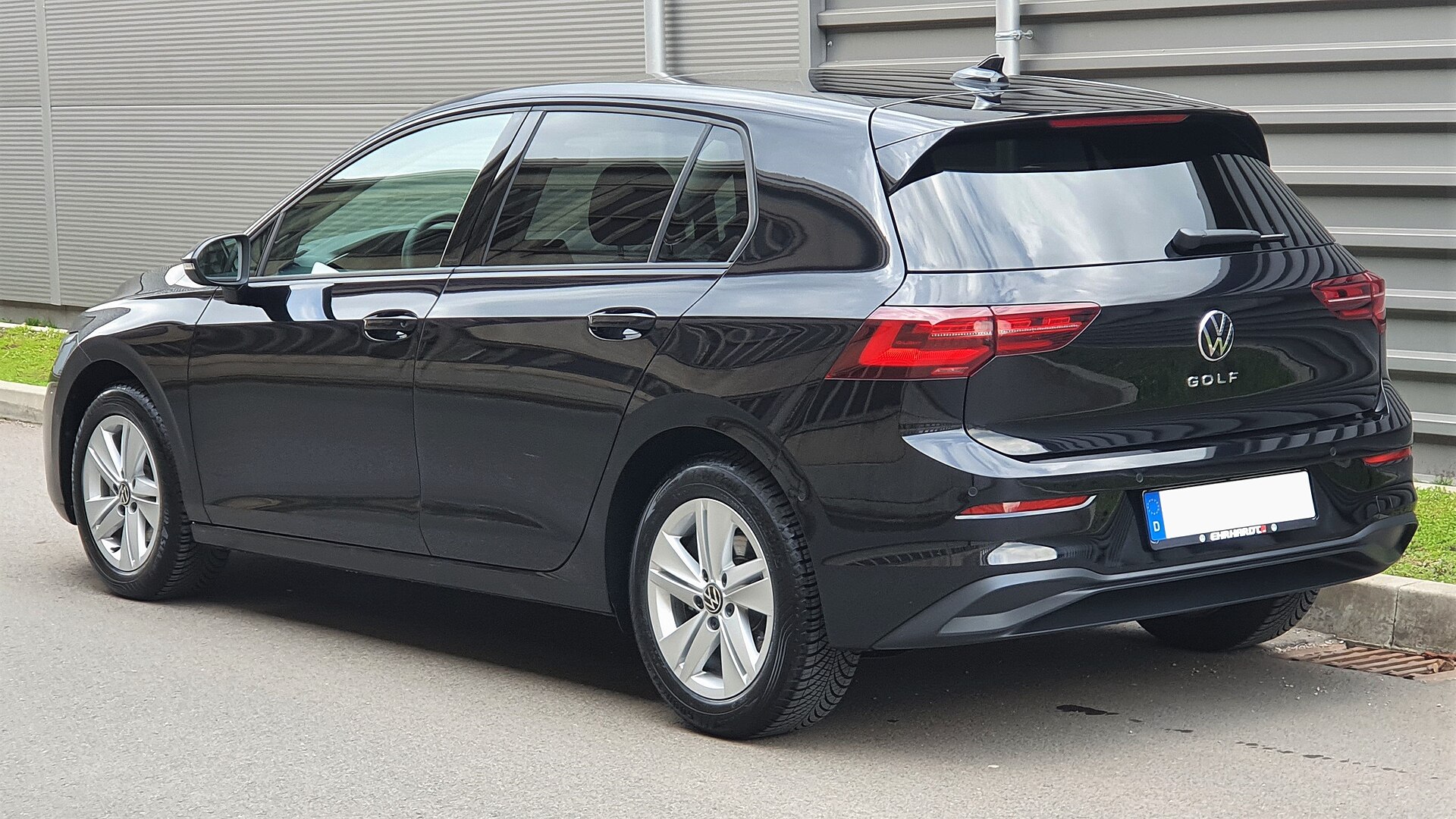 Gri Volkswagen Golf 8 Life arkadan görünüm