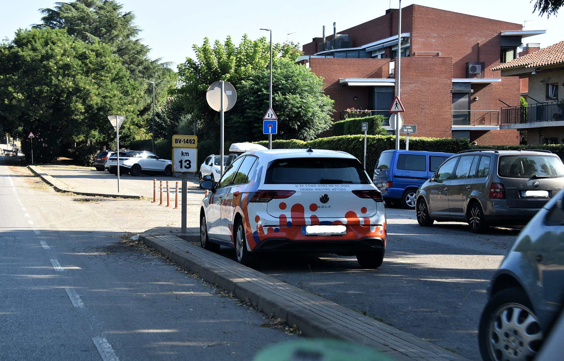 Beyaz Volkswagen Golf 8 önden üç çeyrek görünüm
