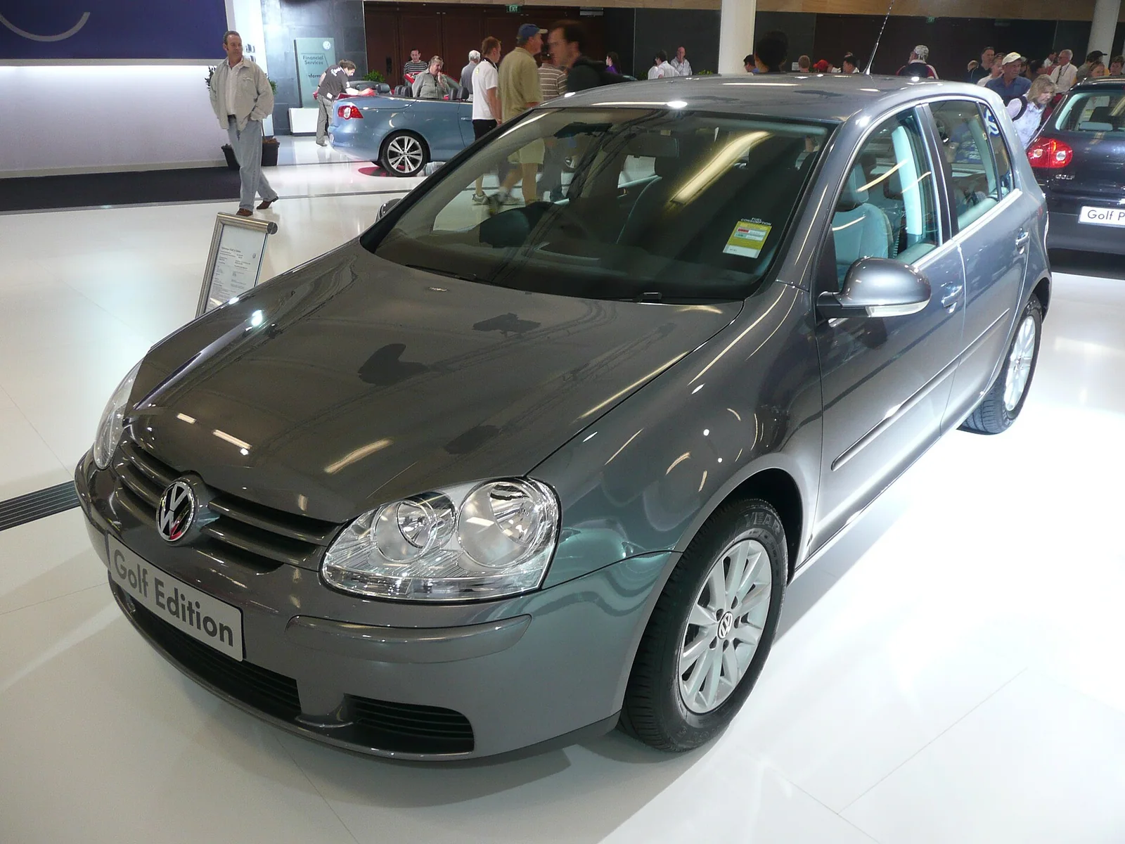 Gri Volkswagen Golf 5 önden üç çeyrek görünüm