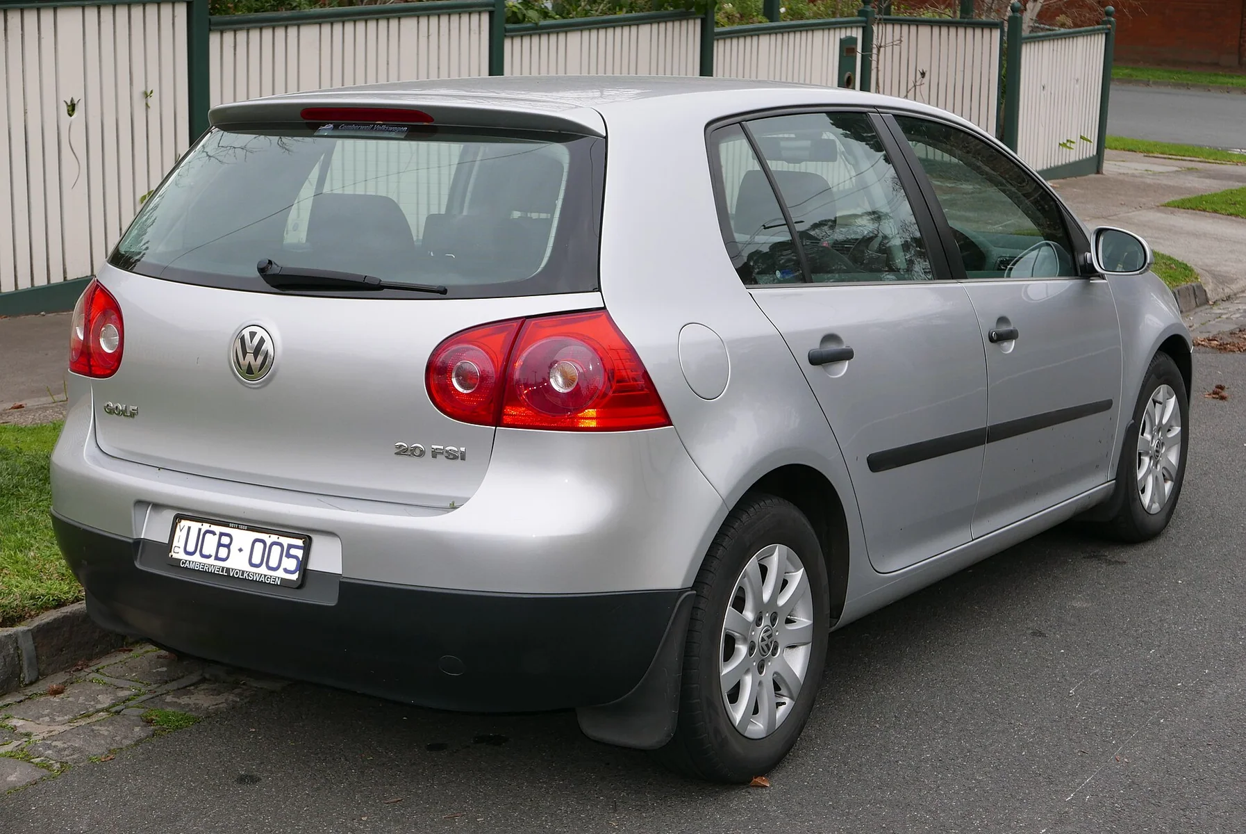 Volkswagen Golf 5 2.0 FSI arkadan görünüm