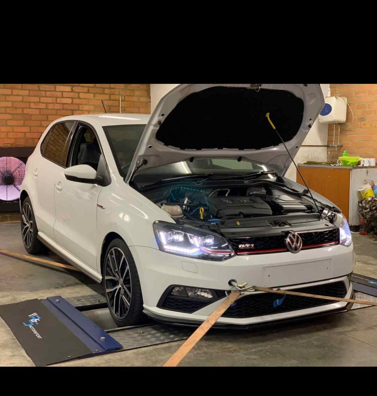 Dinamometre üzerinde modifiye edilmiş Volkswagen Polo 6C GTI