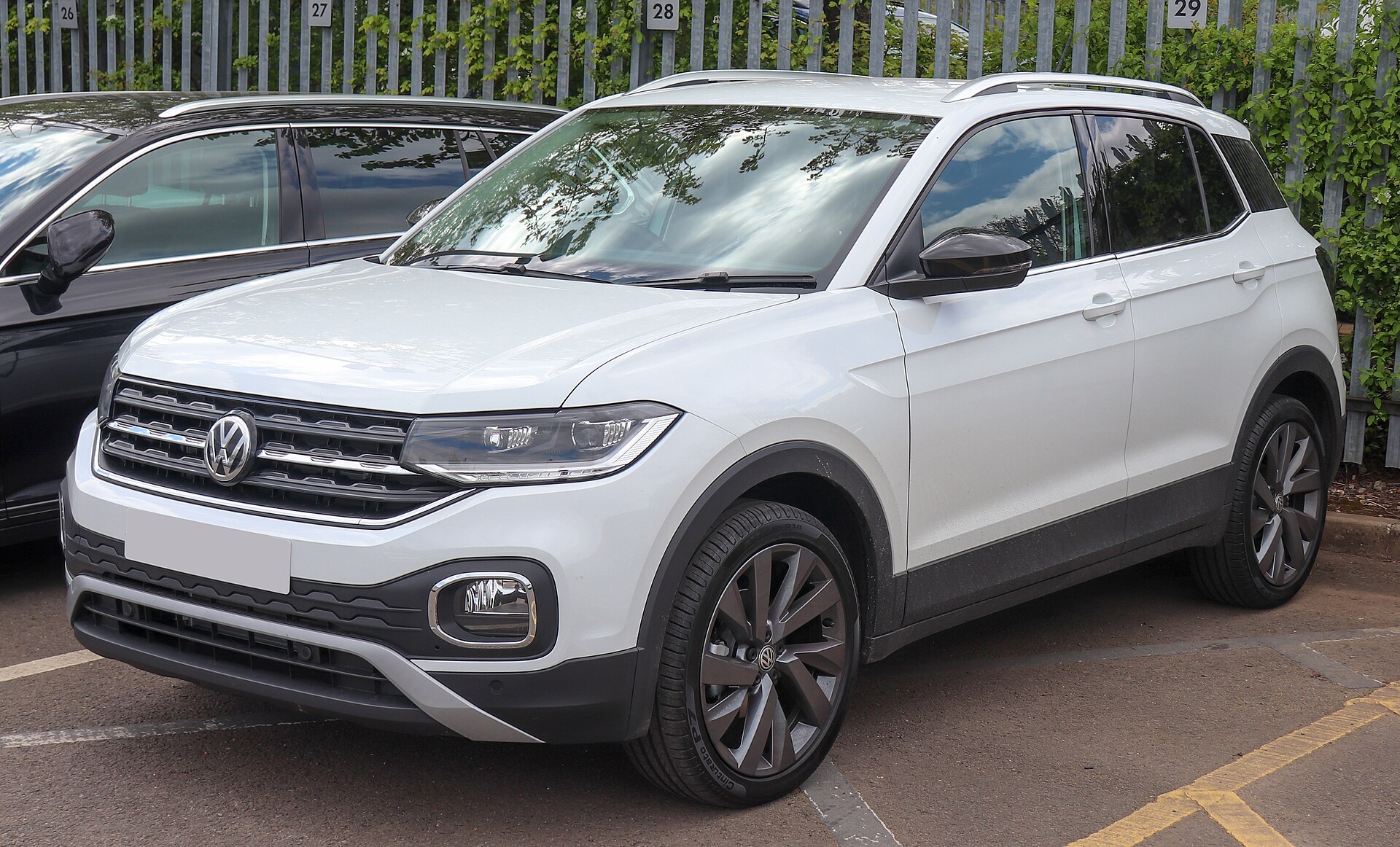 Makyaj öncesi Volkswagen T-Cross önden üç çeyrek görünüm