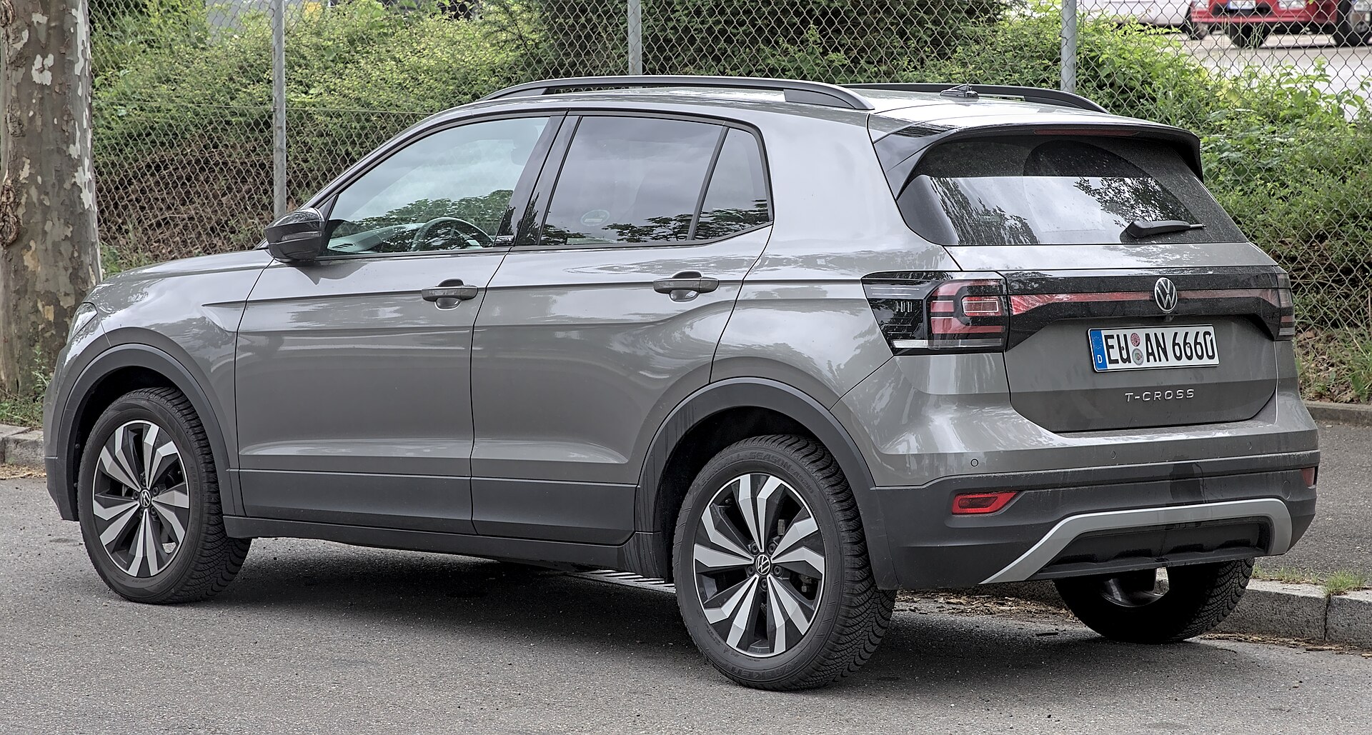 Volkswagen T-Cross yandan önden görünüm