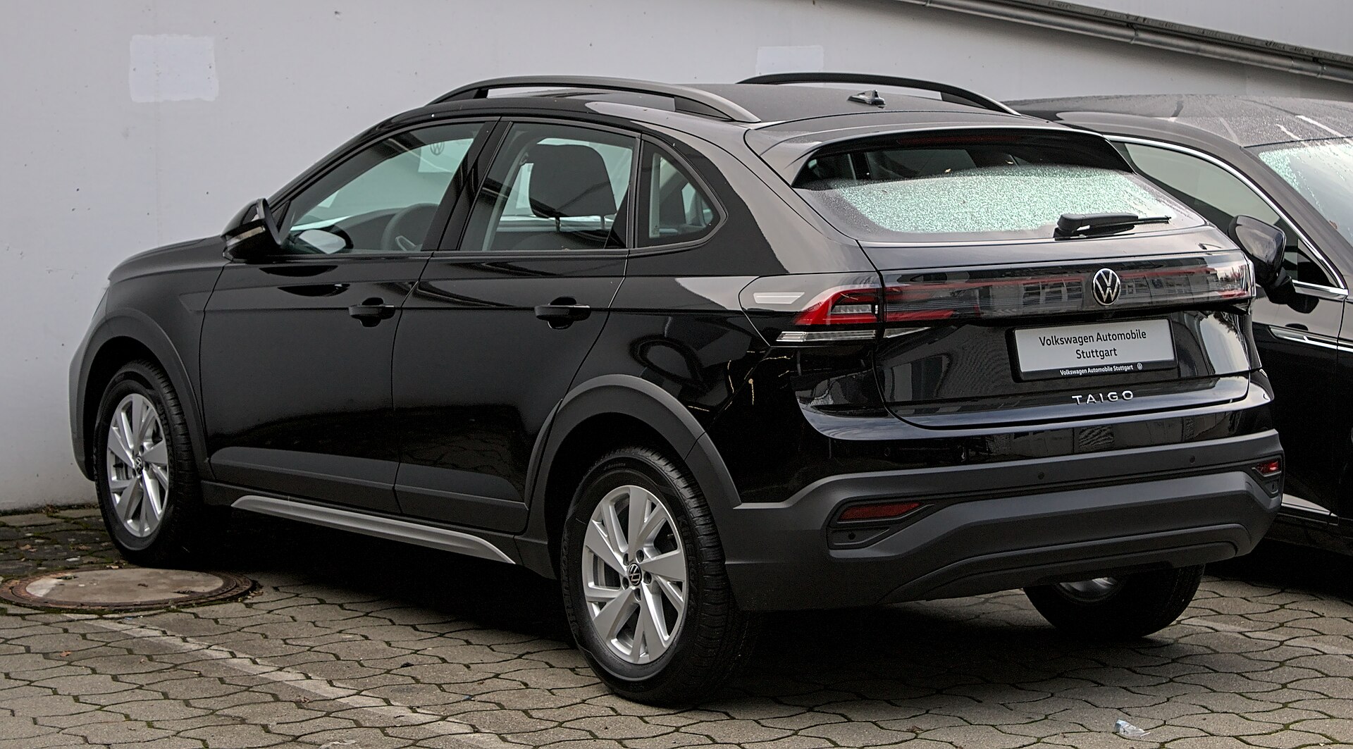 Siyah Volkswagen Taigo Life arkadan görünüm