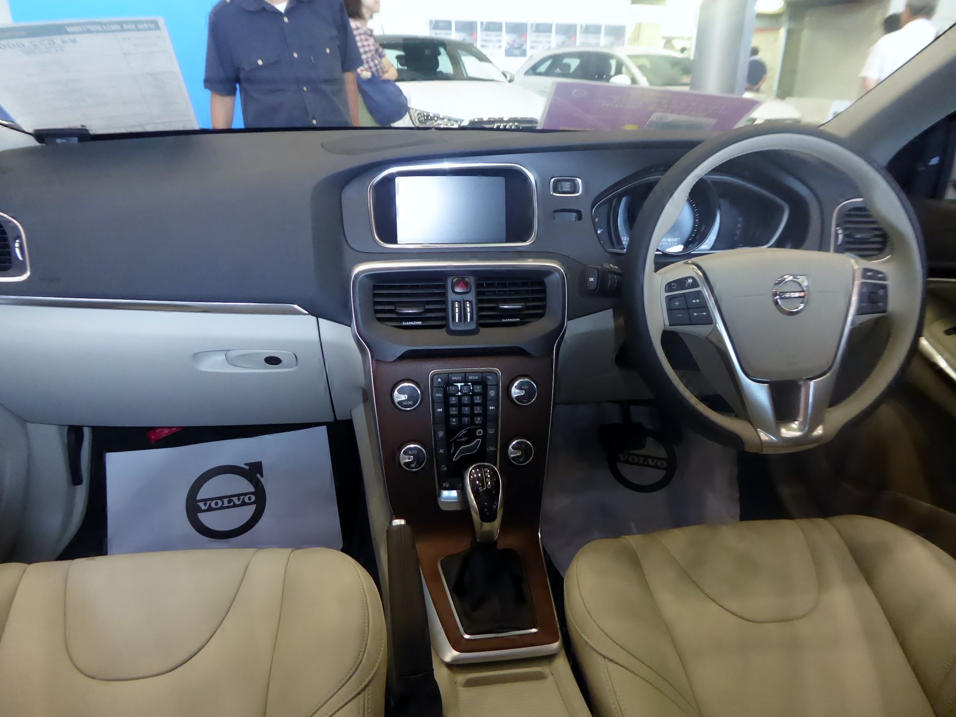 Volvo V40 D4 Inscription iç mekânı, orta konsolu ve otomatik vites kolu